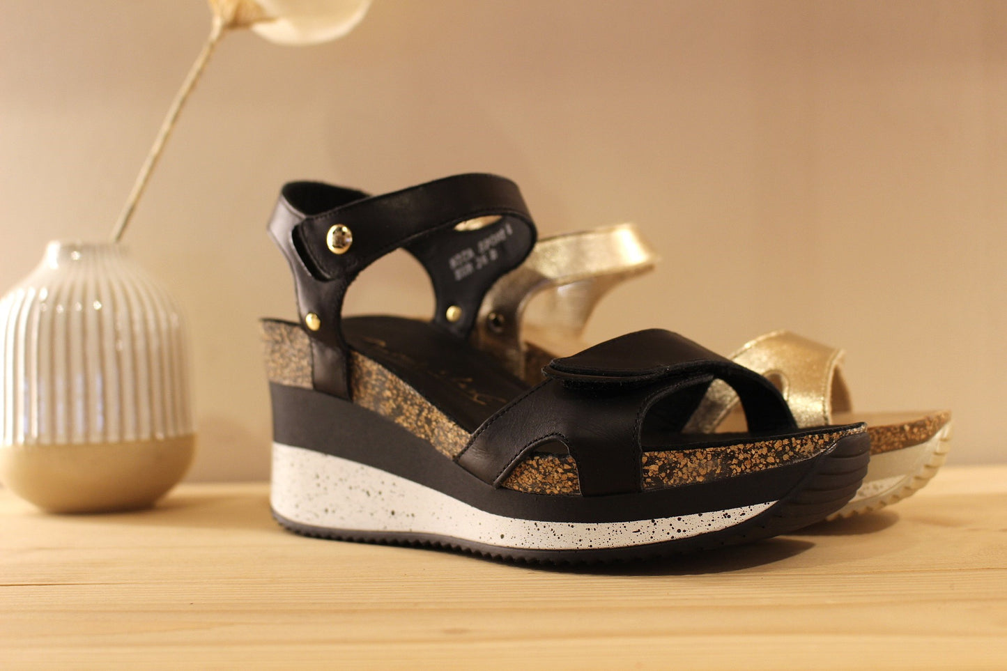 Sandales d'été compensées en cuir de couleur noir ou métal doré de PANAMA JACK