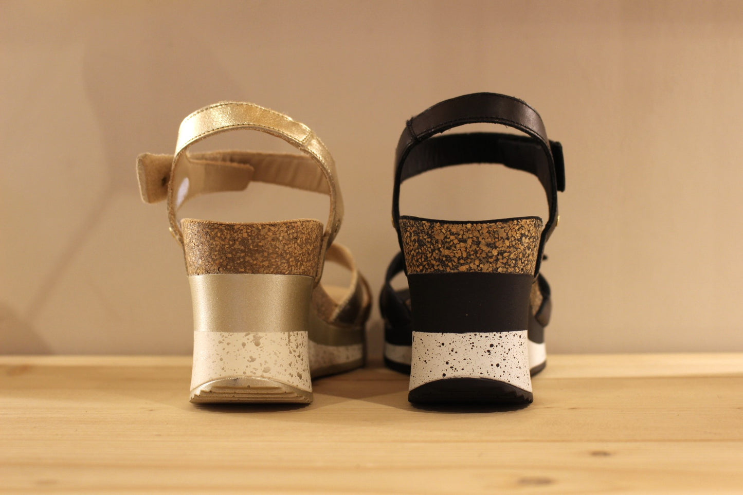 Sandales d'été compensées en cuir de couleur noir ou métal doré de PANAMA JACK