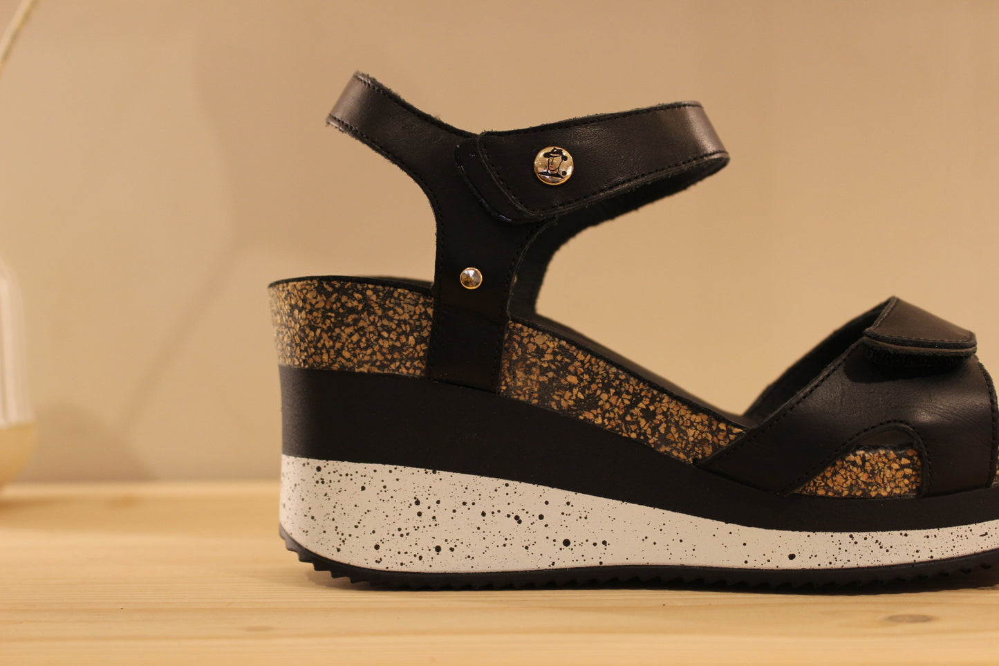 Sandales d'été compensées en cuir de couleur noir ou métal doré de PANAMA JACK