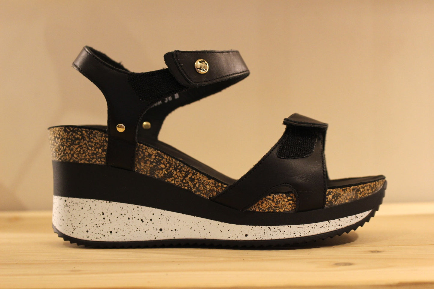Sandales d'été compensées en cuir de couleur noir ou métal doré de PANAMA JACK