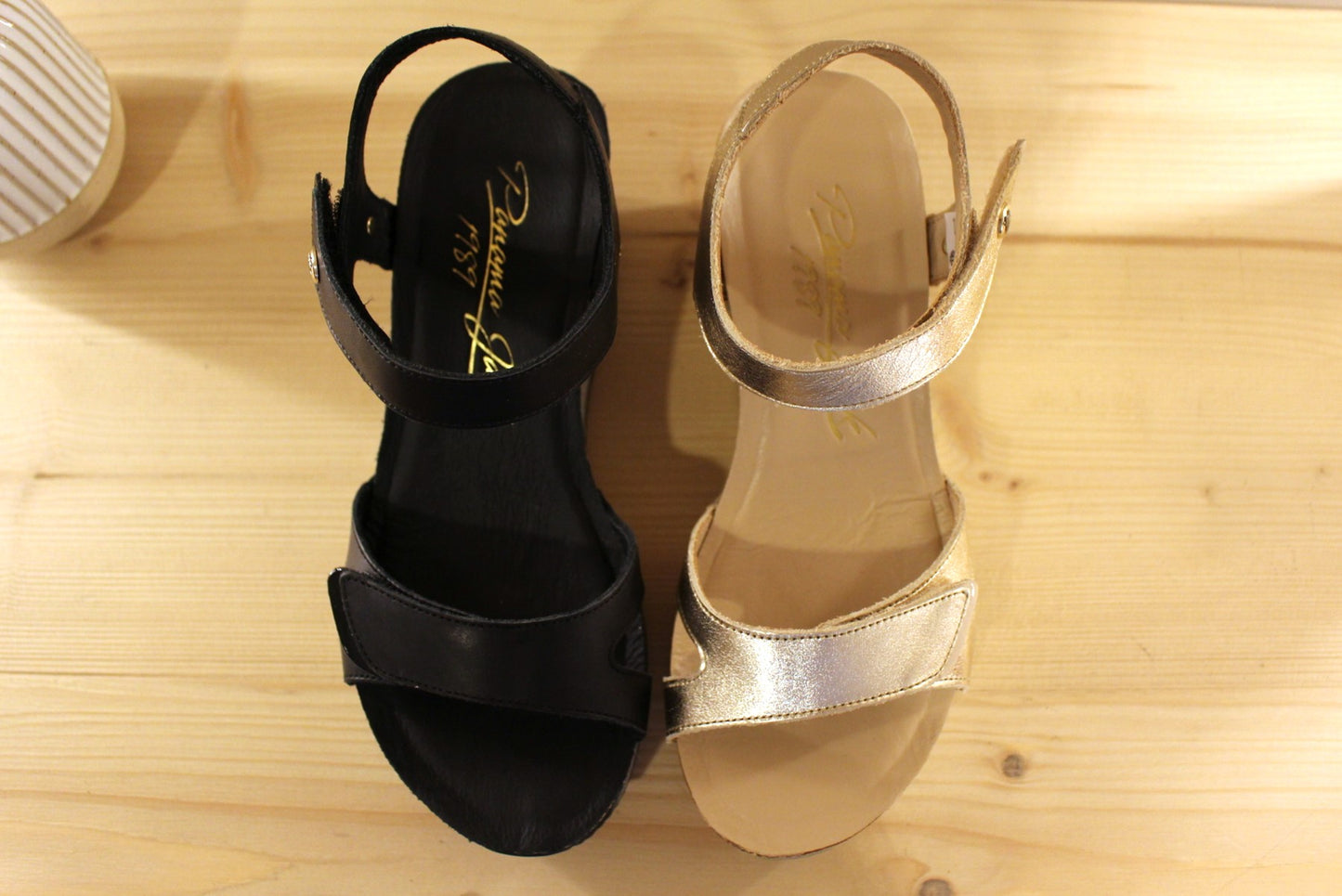 Sandales d'été compensées en cuir de couleur noir ou métal doré de PANAMA JACK
