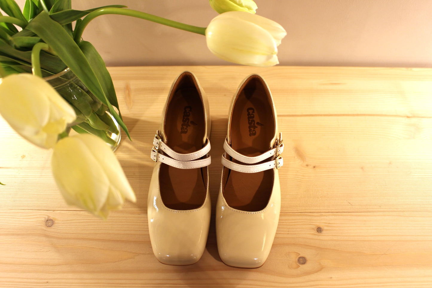Trotteur avec brides coup de pied en cuir vernis beige et blanc, petit talon CASTA