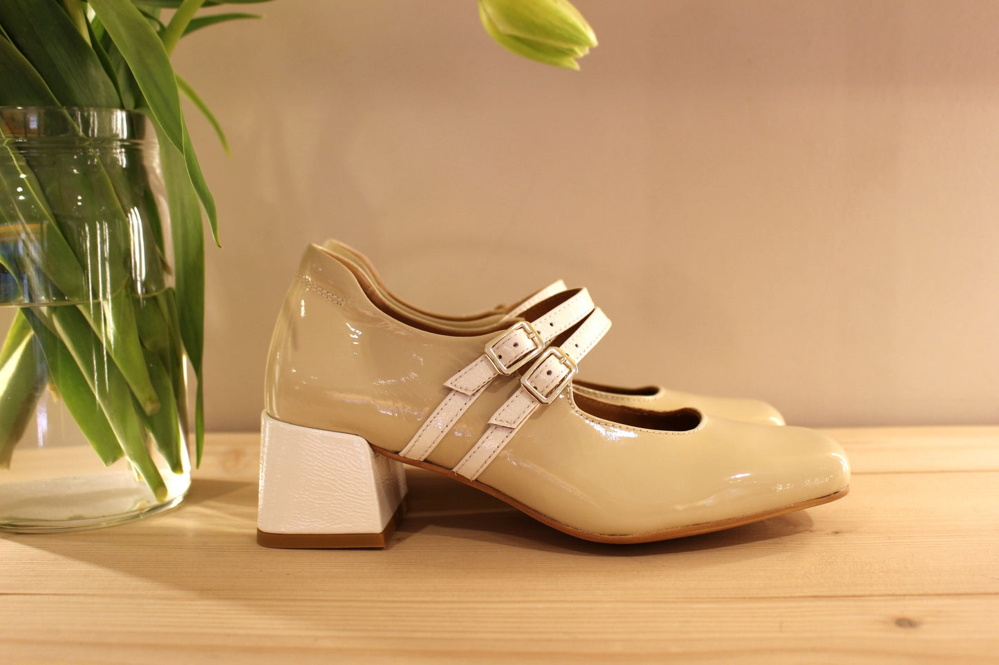 Trotteur avec brides coup de pied en cuir vernis beige et blanc, petit talon CASTA