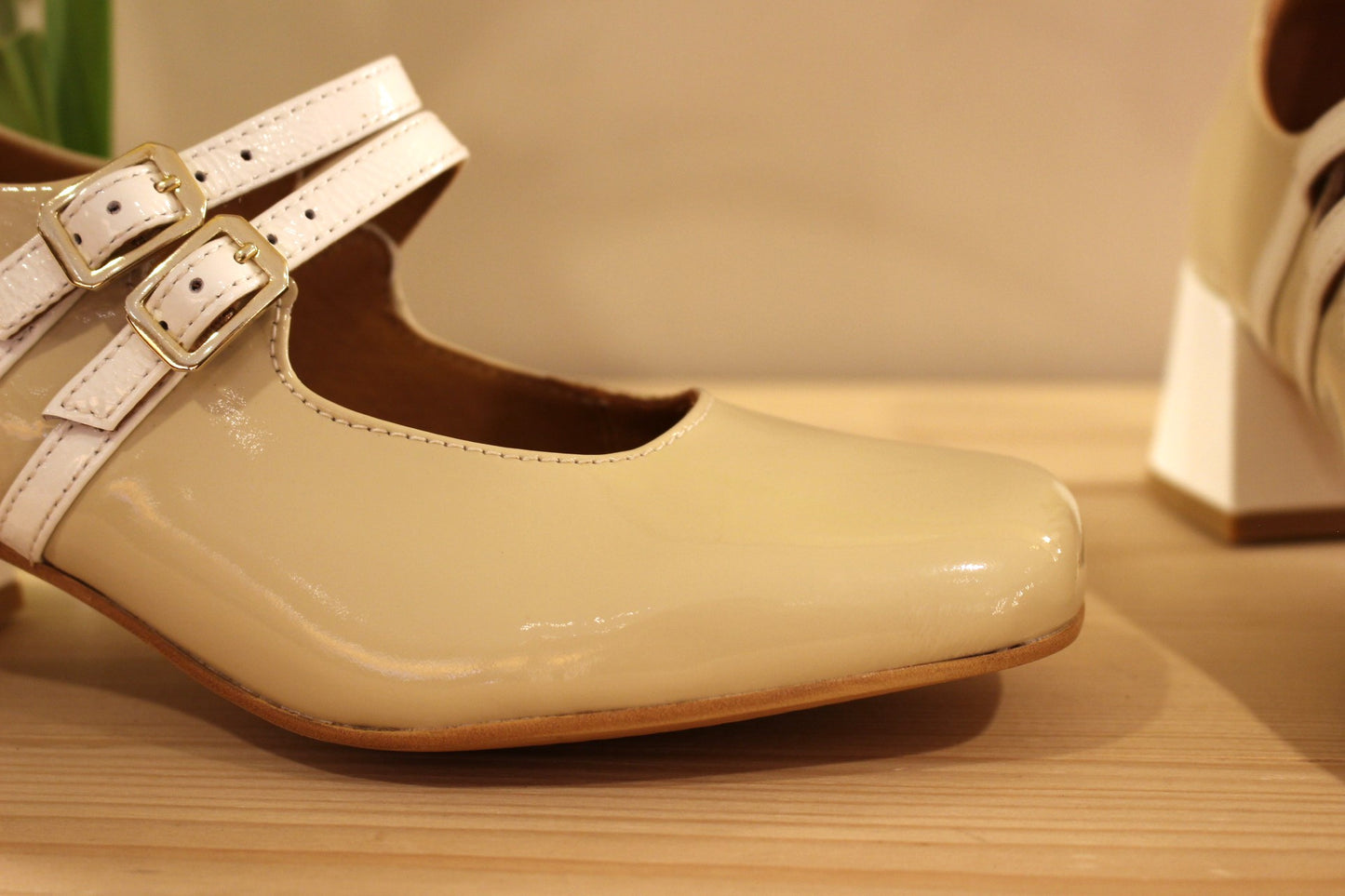 Trotteur avec brides coup de pied en cuir vernis beige et blanc, petit talon CASTA