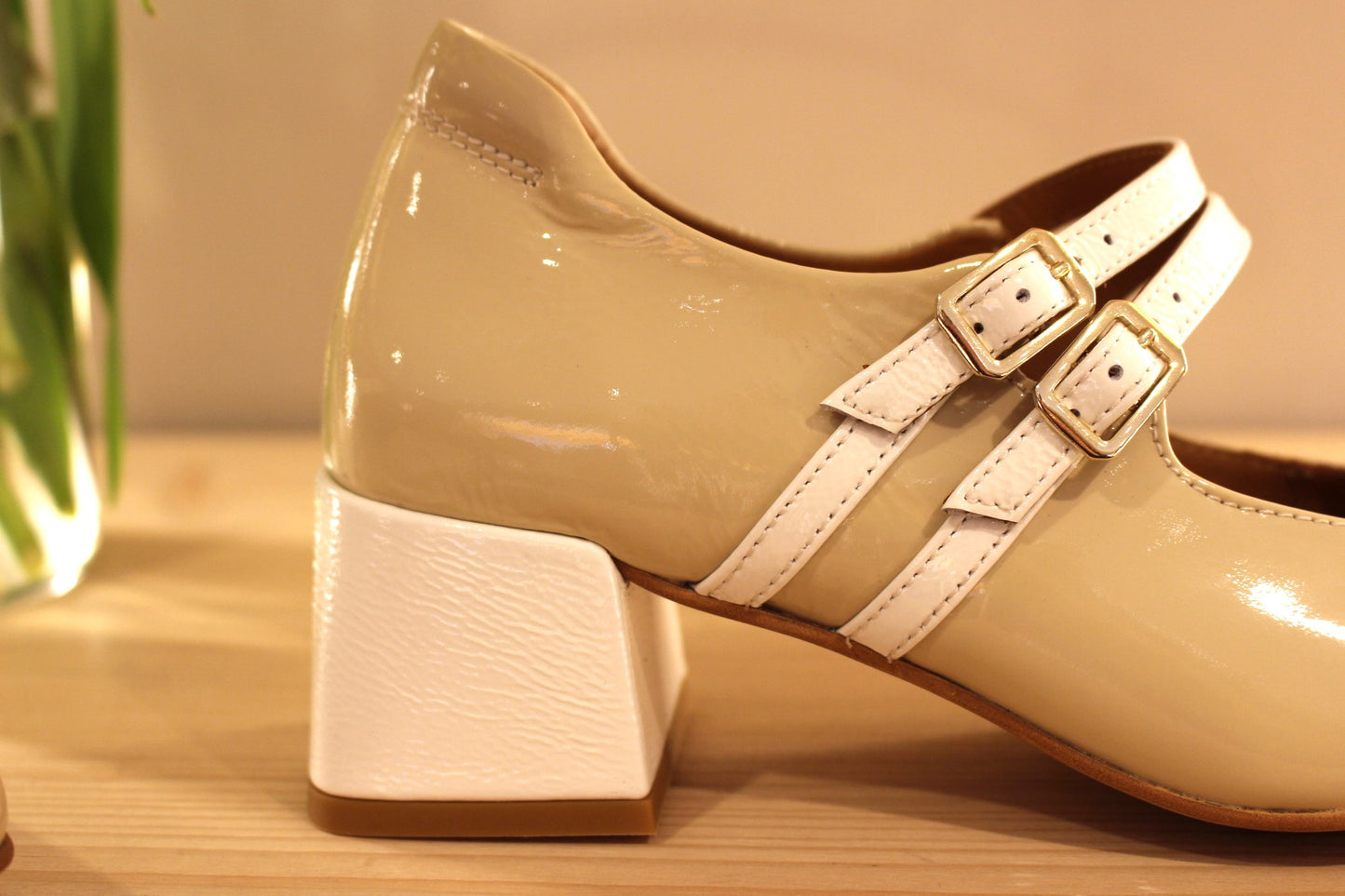Trotteur avec brides coup de pied en cuir vernis beige et blanc, petit talon CASTA