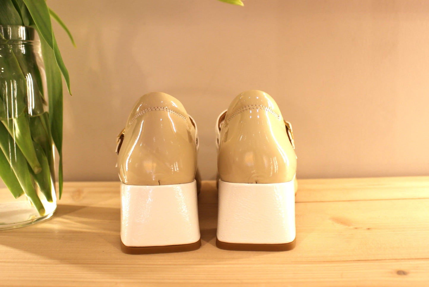 Trotteur avec brides coup de pied en cuir vernis beige et blanc, petit talon CASTA