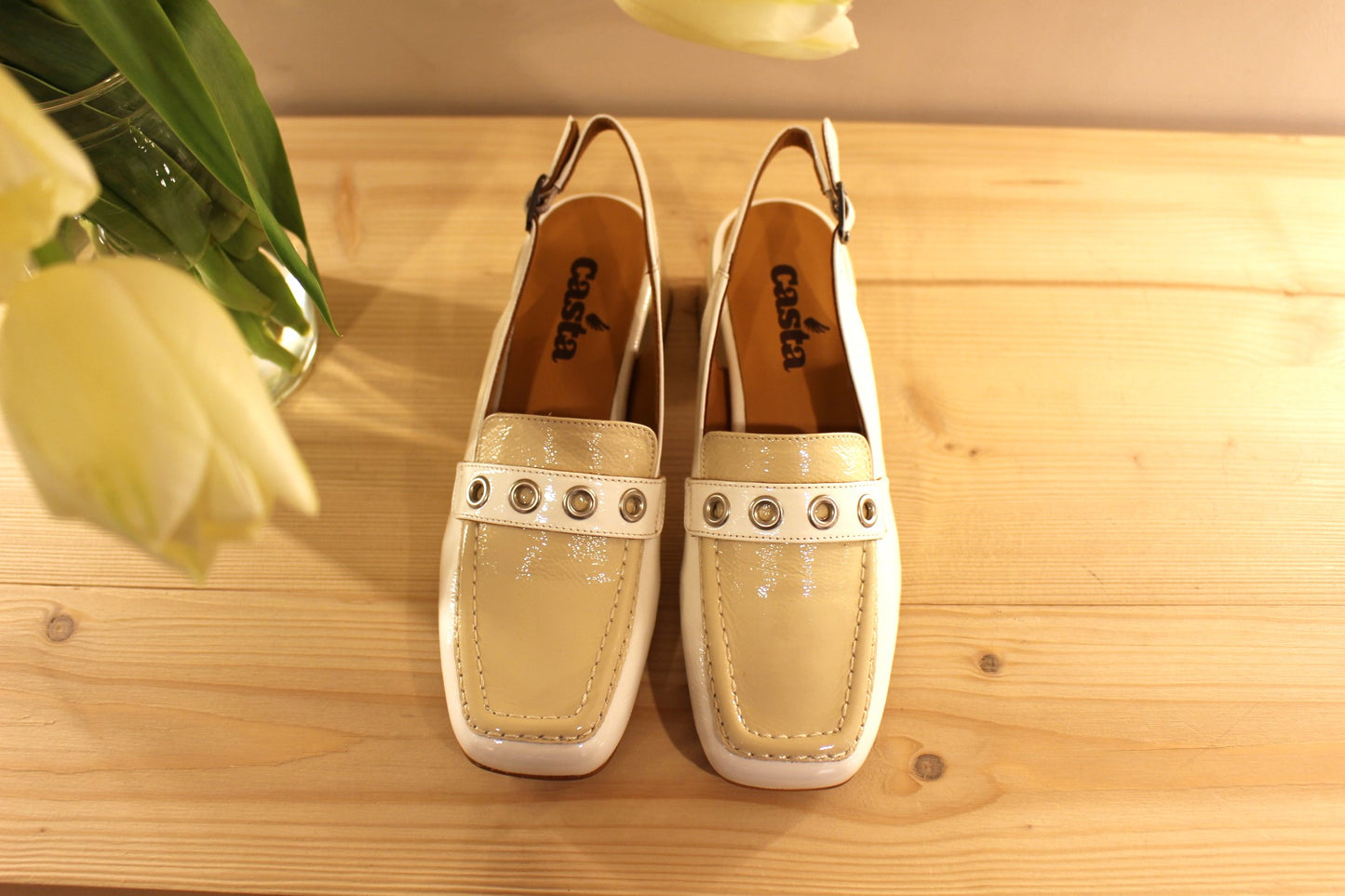 Mocassin ouvert à l'arrière cuir vernis beige et blanc, petit talon CASTA