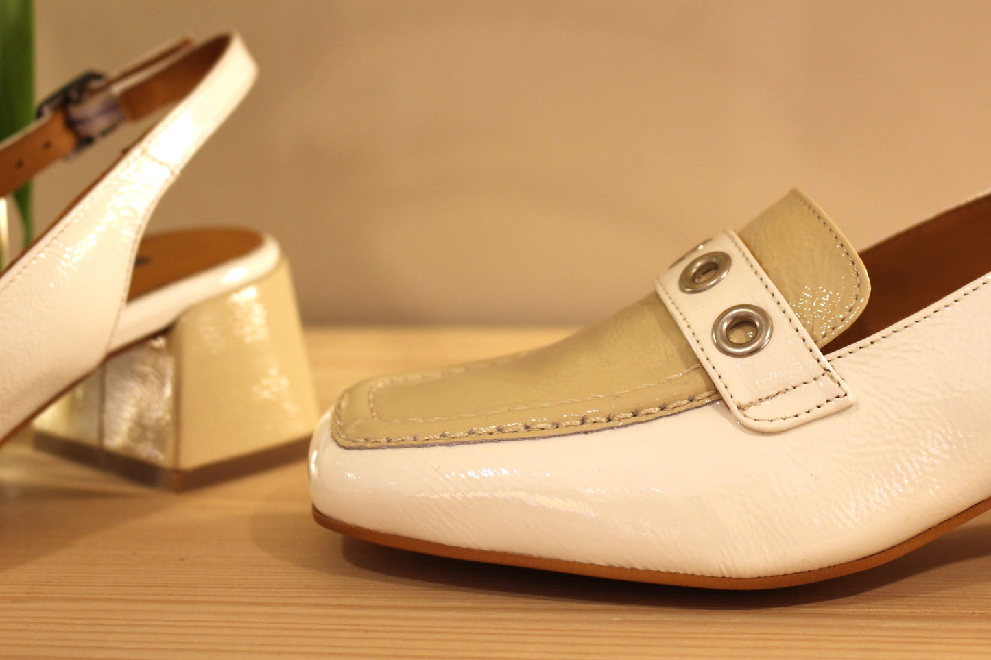 Mocassin ouvert à l'arrière cuir vernis beige et blanc, petit talon CASTA