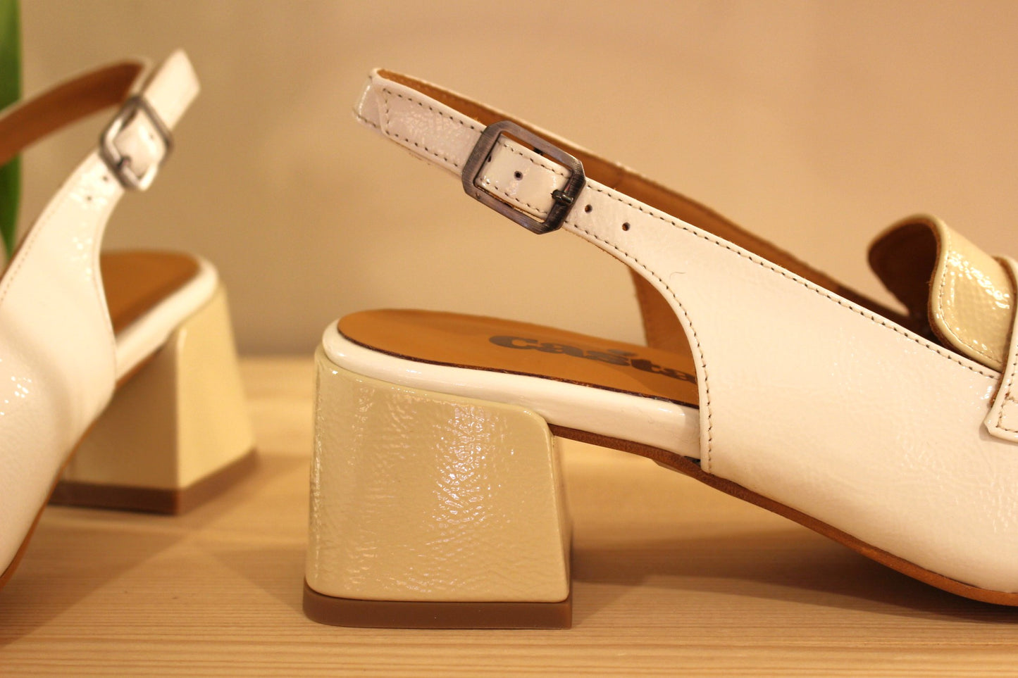 Mocassin ouvert à l'arrière cuir vernis beige et blanc, petit talon CASTA