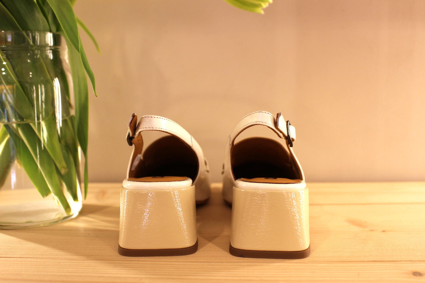 Mocassin ouvert à l'arrière cuir vernis beige et blanc, petit talon CASTA