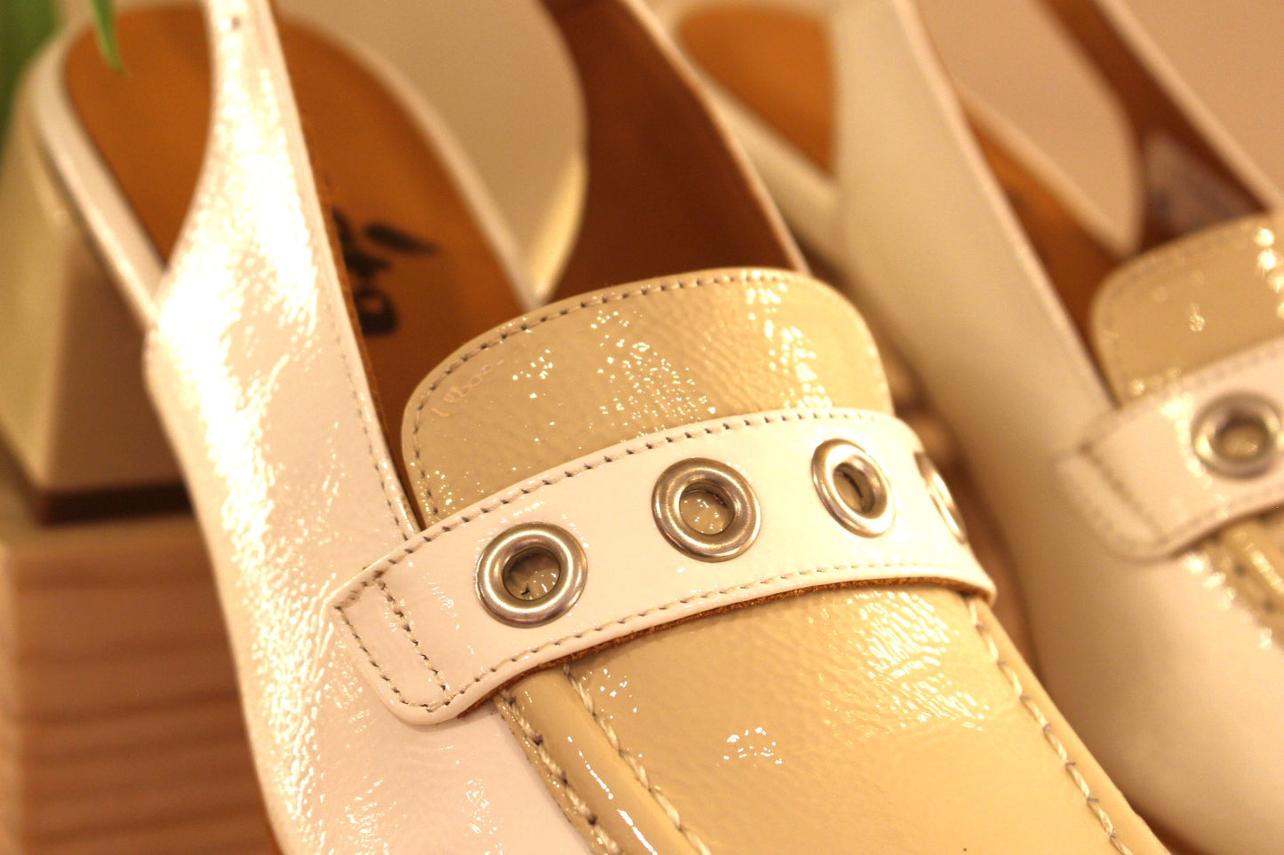 Mocassin ouvert à l'arrière cuir vernis beige et blanc, petit talon CASTA