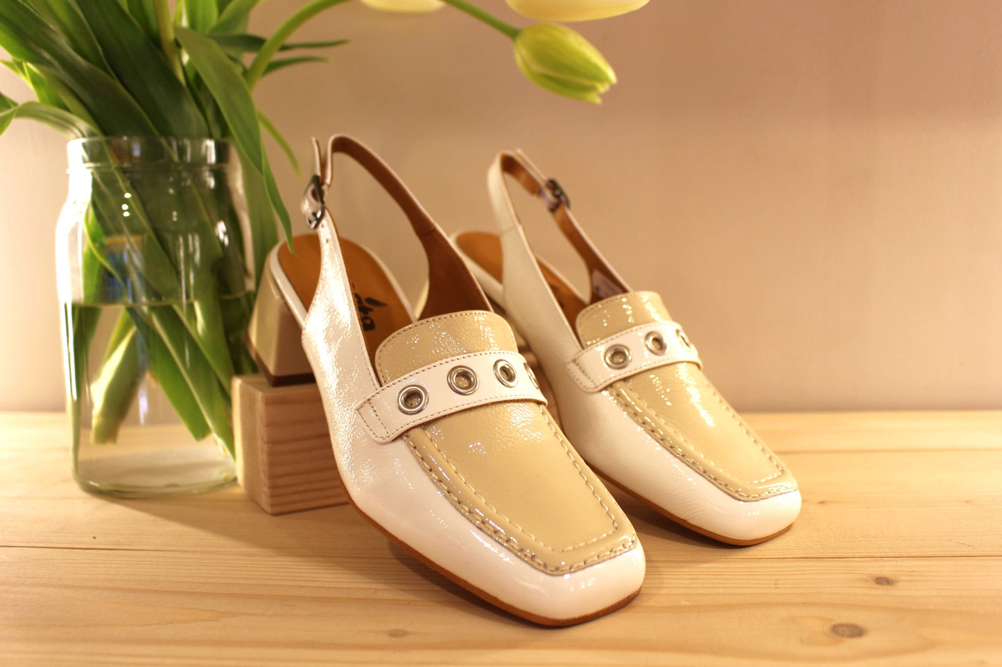 Mocassin ouvert à l'arrière cuir vernis beige et blanc, petit talon CASTA