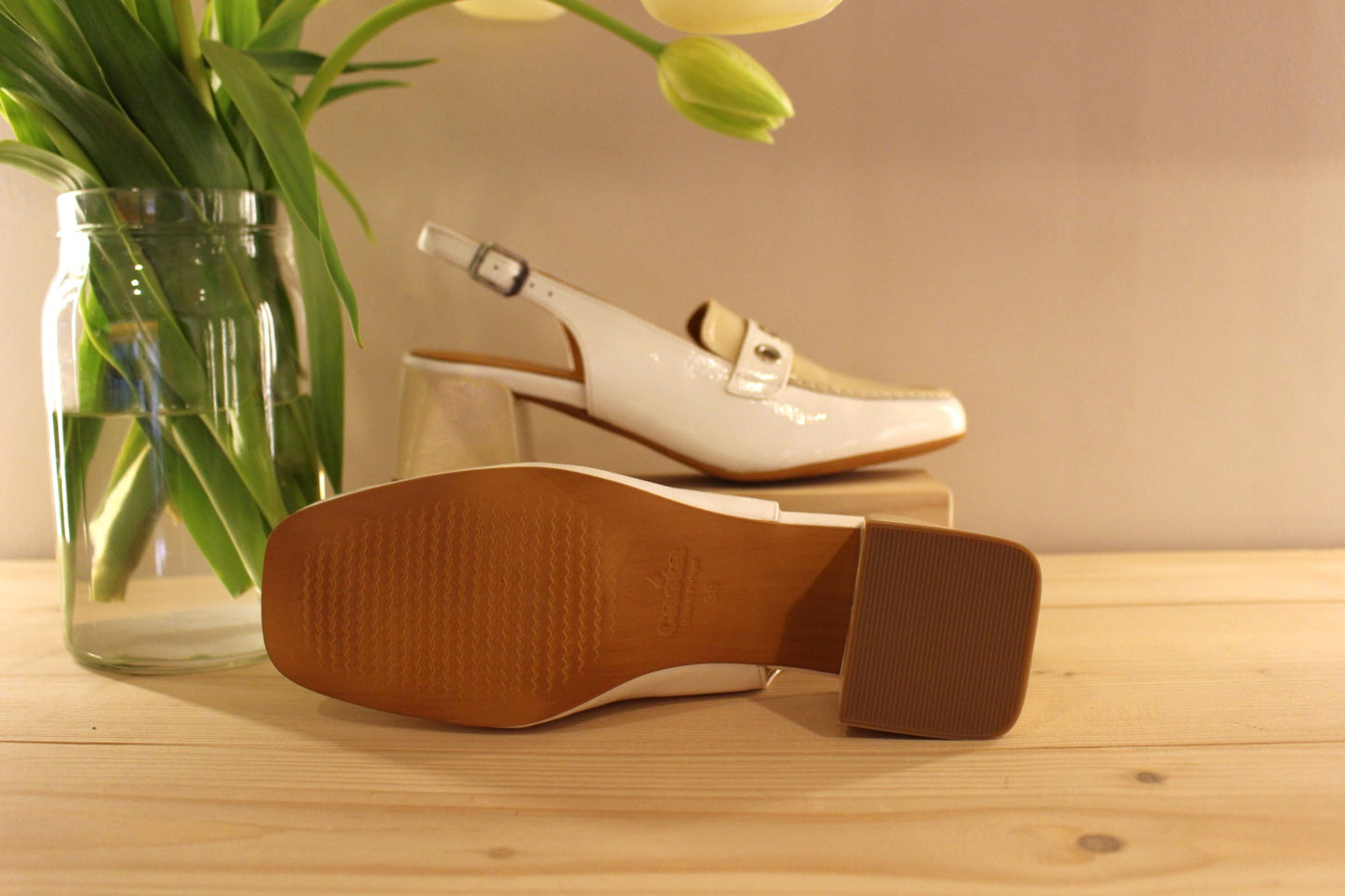 Mocassin ouvert à l'arrière cuir vernis beige et blanc, petit talon CASTA