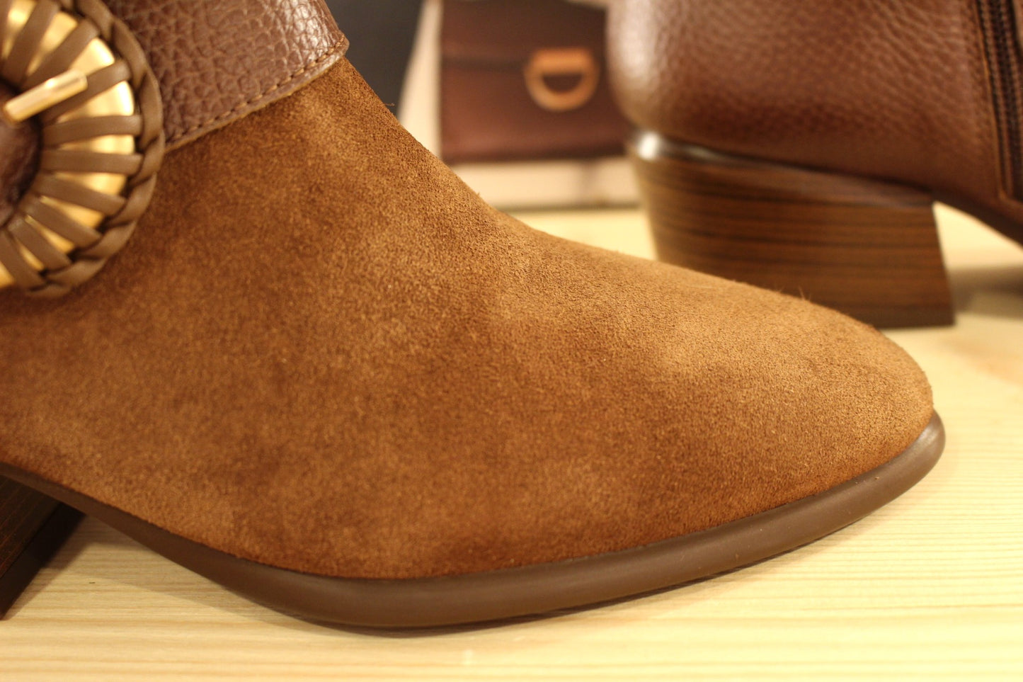 Bottine HISPANITAS en cuir velours noisette petit talon