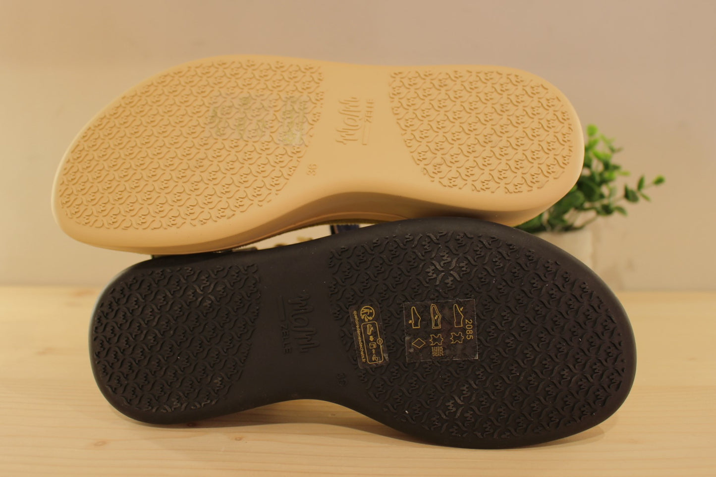 Chaussures MAMZELLE - Padula. Sandales en cuir velours noir et bride métallisée platine ou velours vert et bleu sur la bride. Serrage par scratch sur bride coup de pied et bride arrière. Chaussures doublées cuir. Semelle externe en gomme beige. Semelle compensée d'une hauteur de 2 cm.