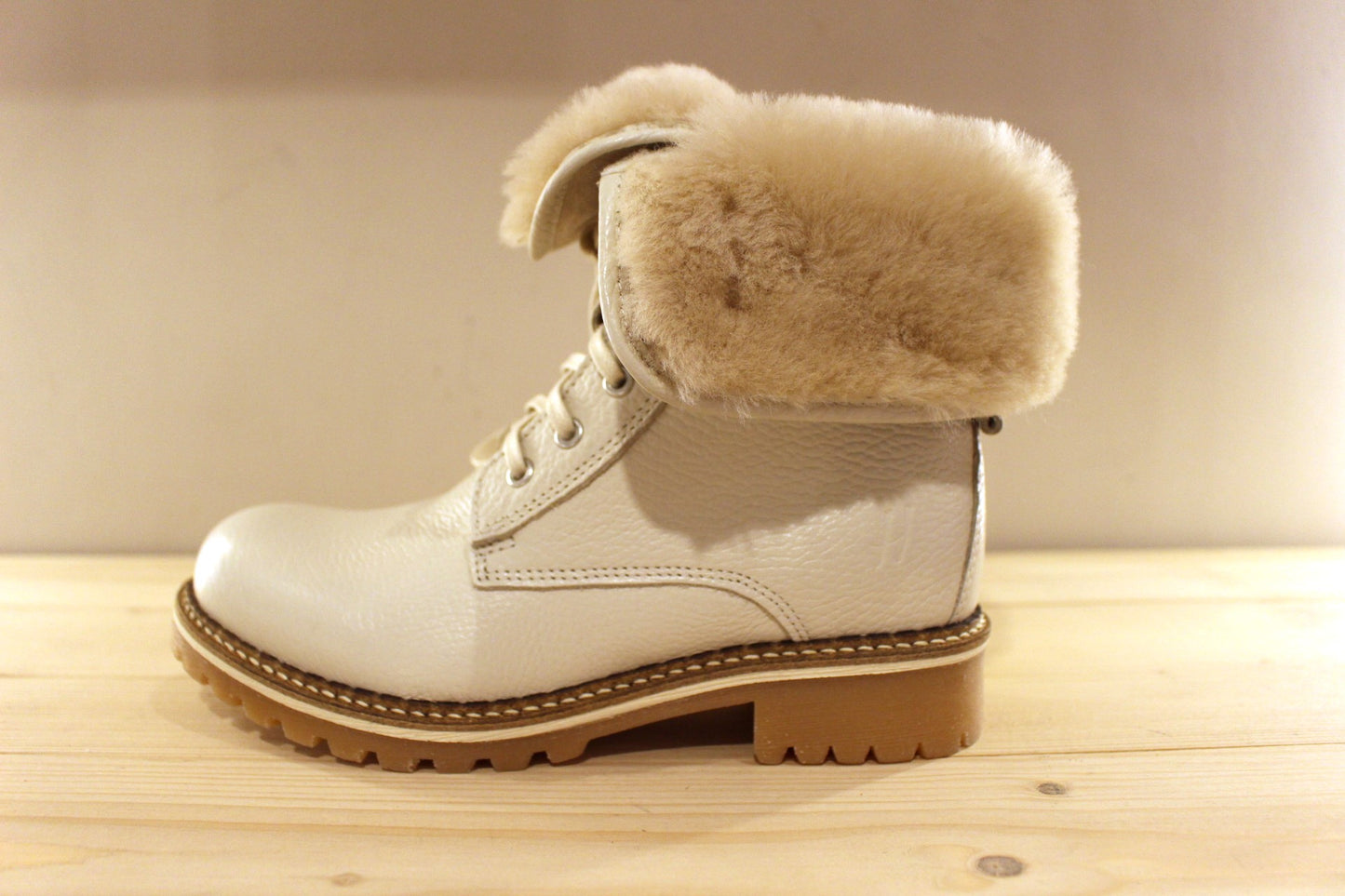 Bottines HOOPER cuir blanc cassé et doublure laine semelle épais et cranté