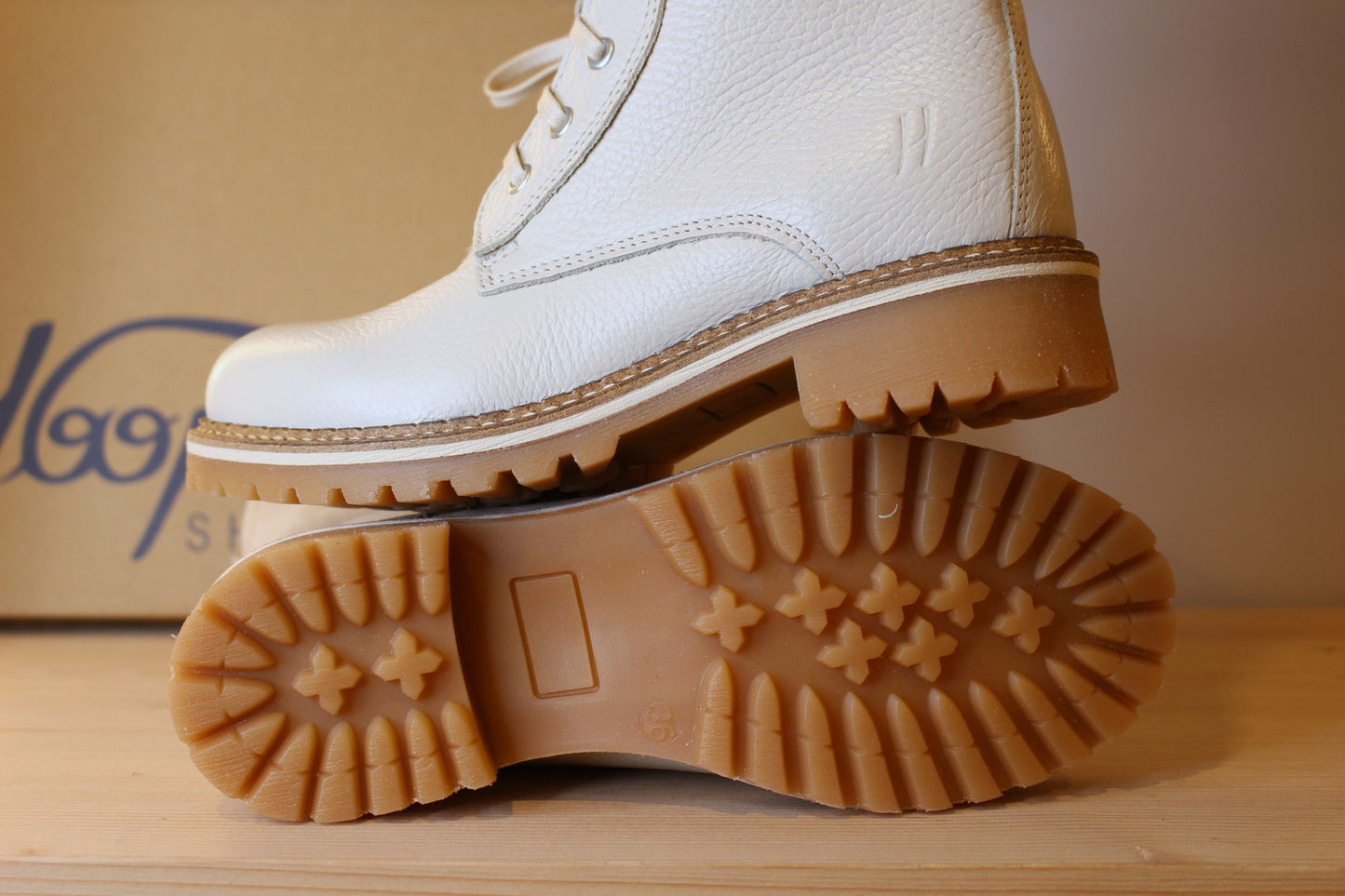 Bottines HOOPER cuir blanc cassé et doublure laine semelle épais et cranté