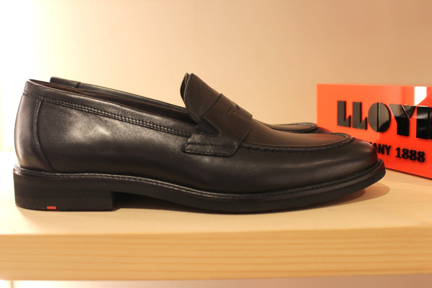 Mocassin homme en cuir lisse noir semelle extra légère cuir souple LLOYD