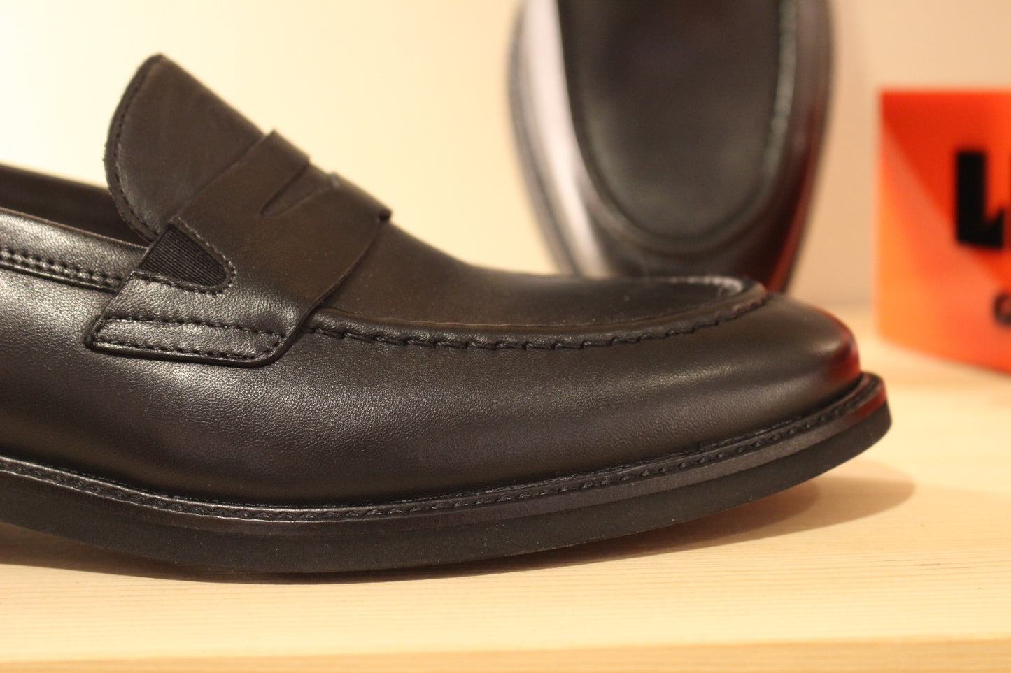 Mocassin homme en cuir lisse noir semelle extra légère cuir souple LLOYD