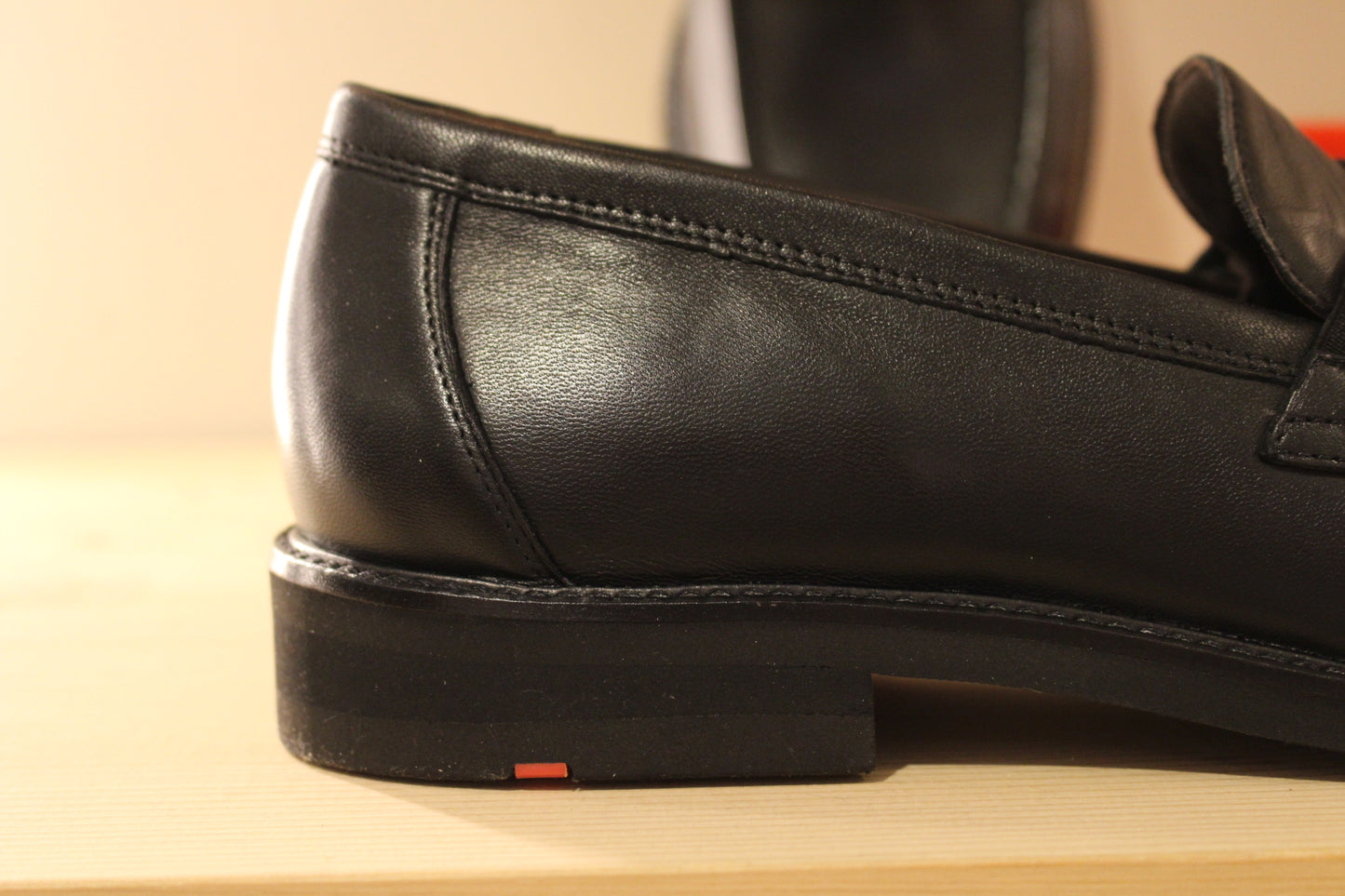Mocassin homme en cuir lisse noir semelle extra légère cuir souple LLOYD