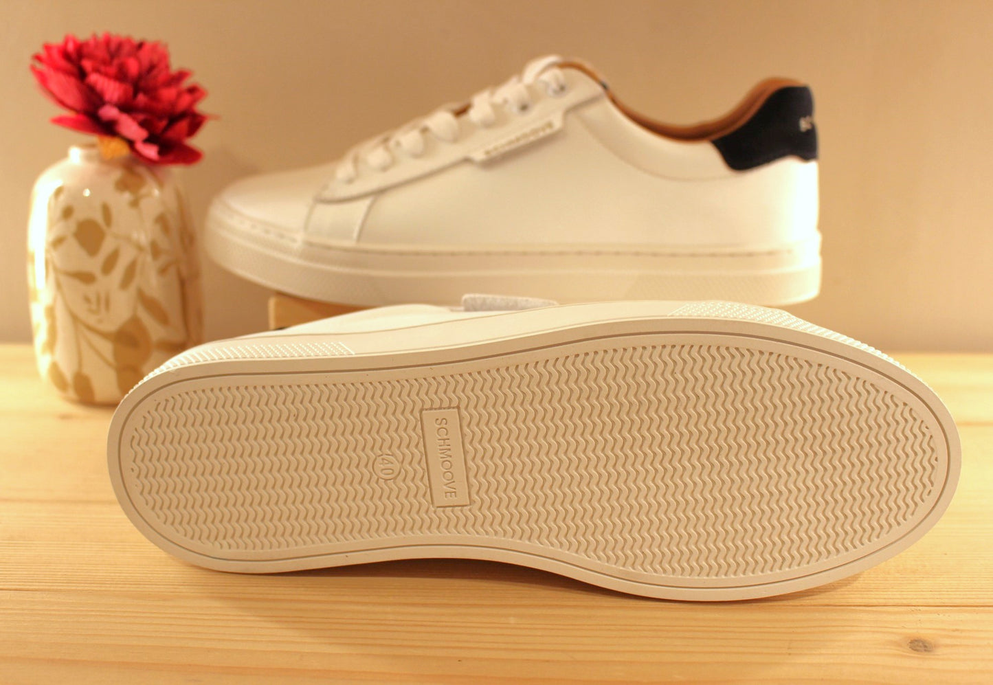 Chaussure Schmoove - Sparkle. Marque française. Basket en cuir lisse blanc, arrière en croûte de cuir bleu marine. Serrage lacet coton blanc.