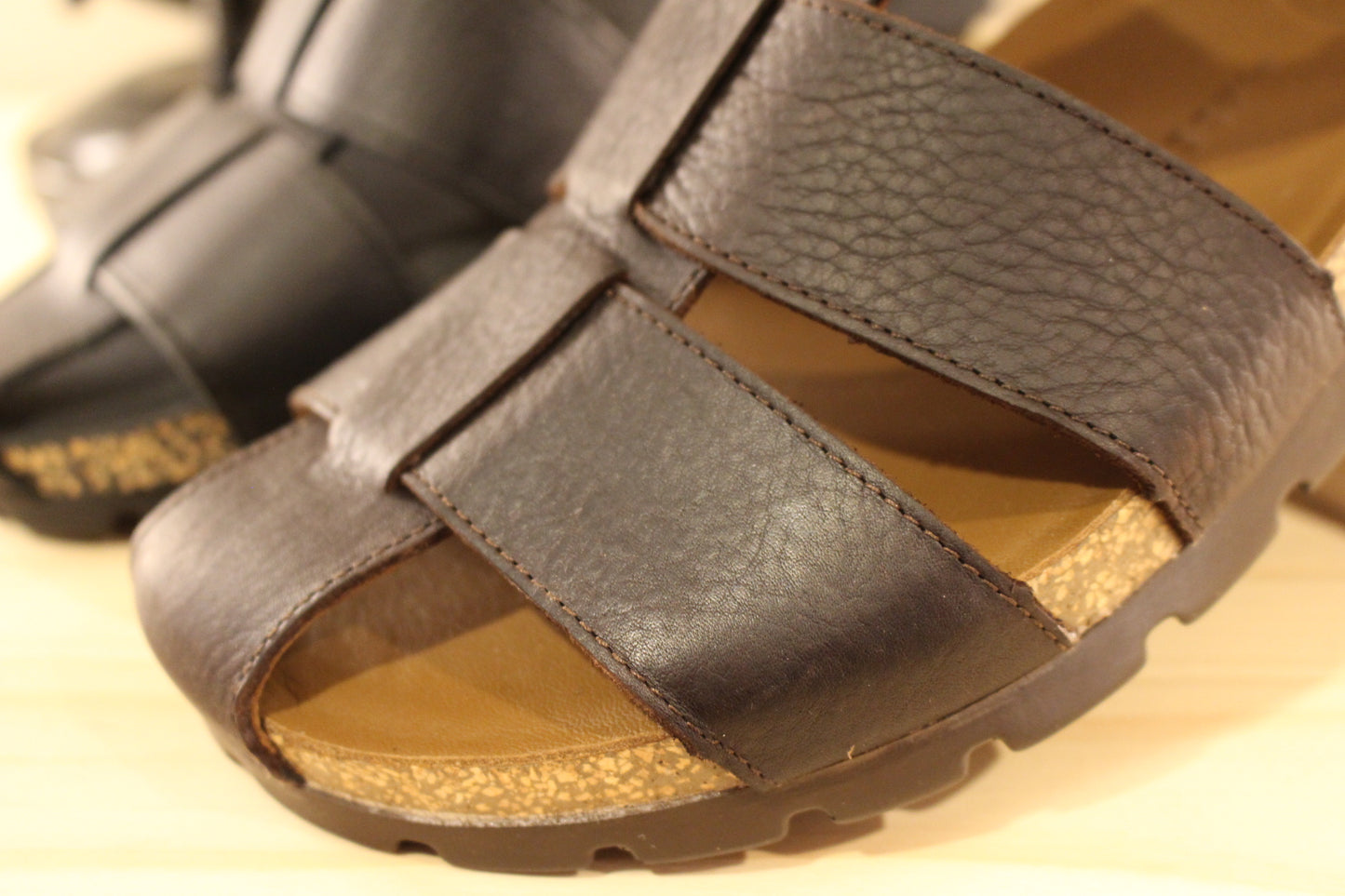 Sandales fermées en cuir gras noir ou marron PANAMA JACK
