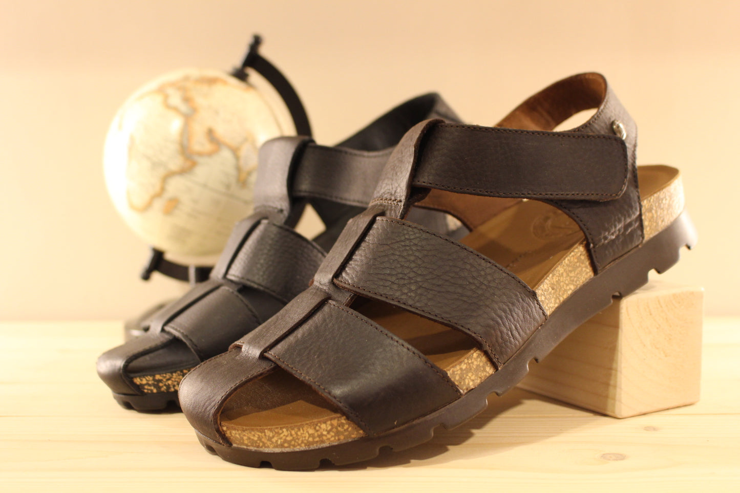 Sandales fermées en cuir gras noir ou marron PANAMA JACK