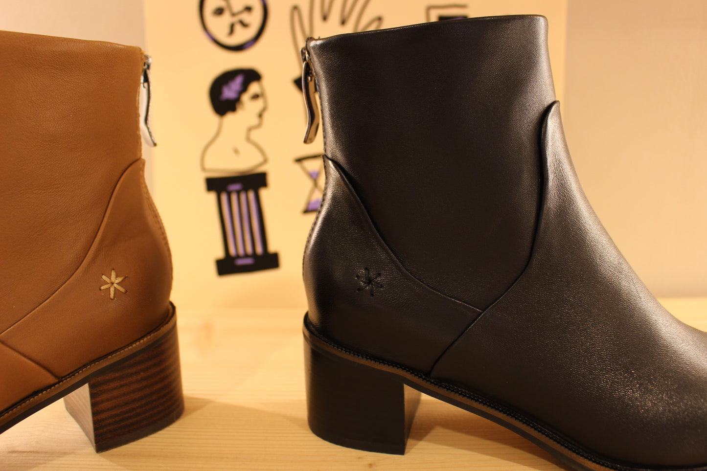 Bottine en cuir taupe ou noir à talon très féminine MAMZELLE