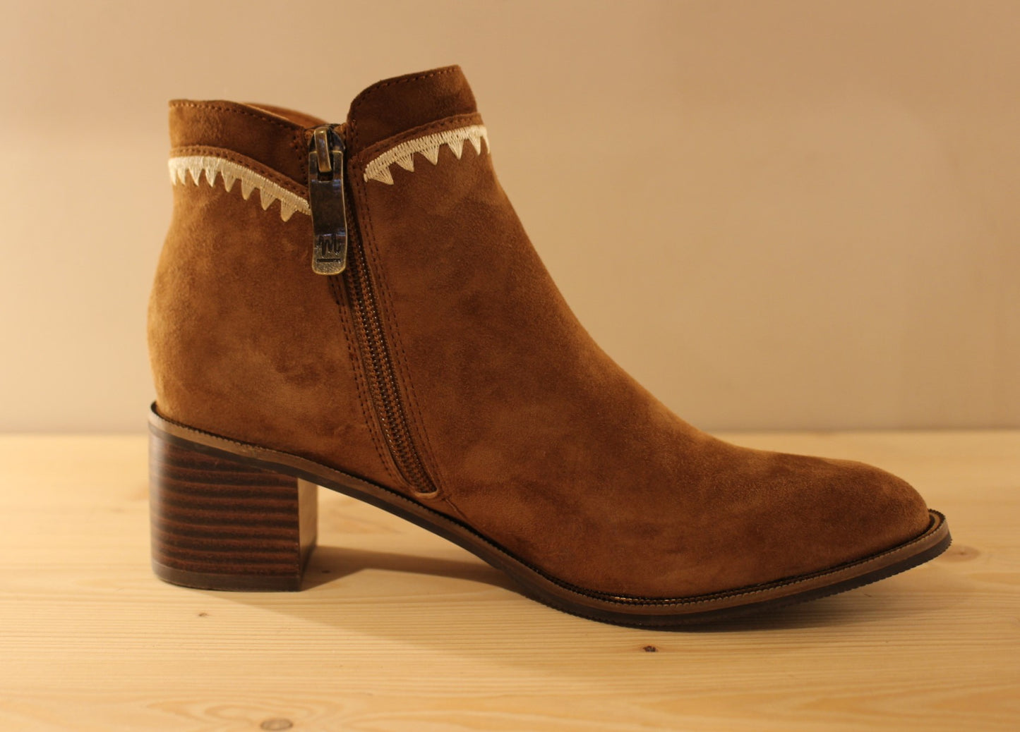 Bottines velours et petit talon MAMZELLE
