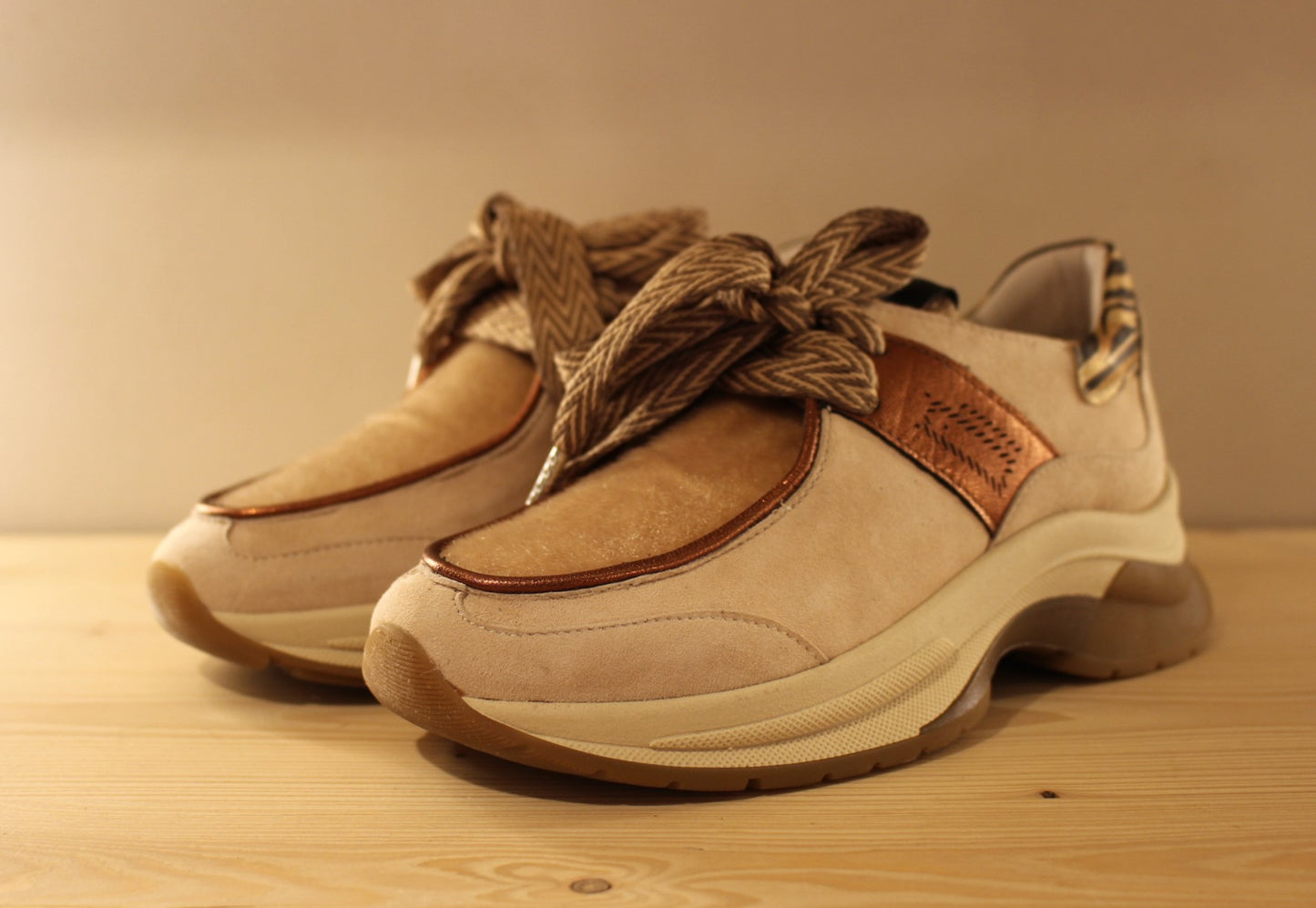 Derby en cuir velours de couleur beige et poils VADDIA