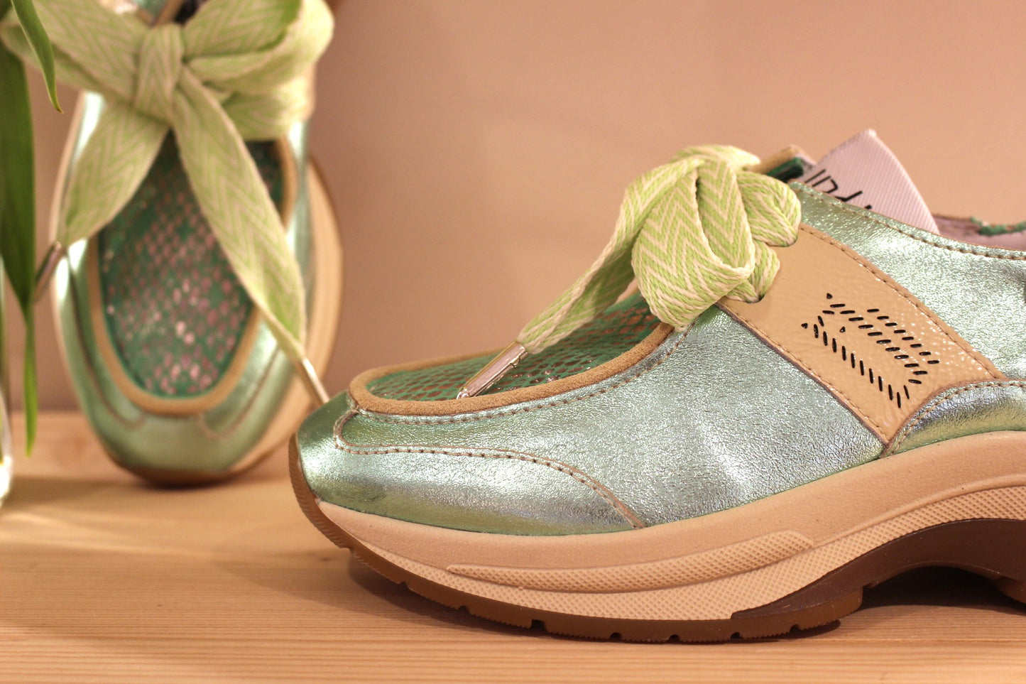 Sneaker cuir métallisé vert semelle interne amovible fabrication portugaise CASTA