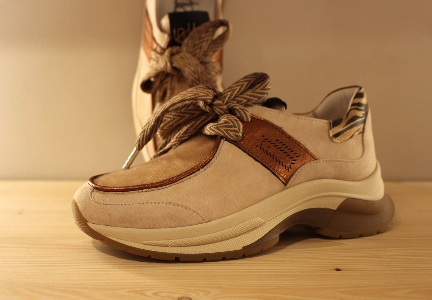 Derby en cuir velours de couleur beige et poils VADDIA