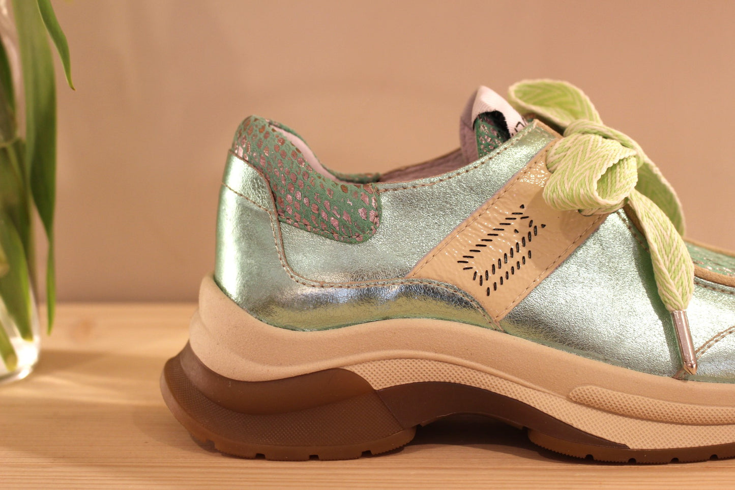 Sneaker cuir métallisé vert semelle interne amovible fabrication portugaise CASTA