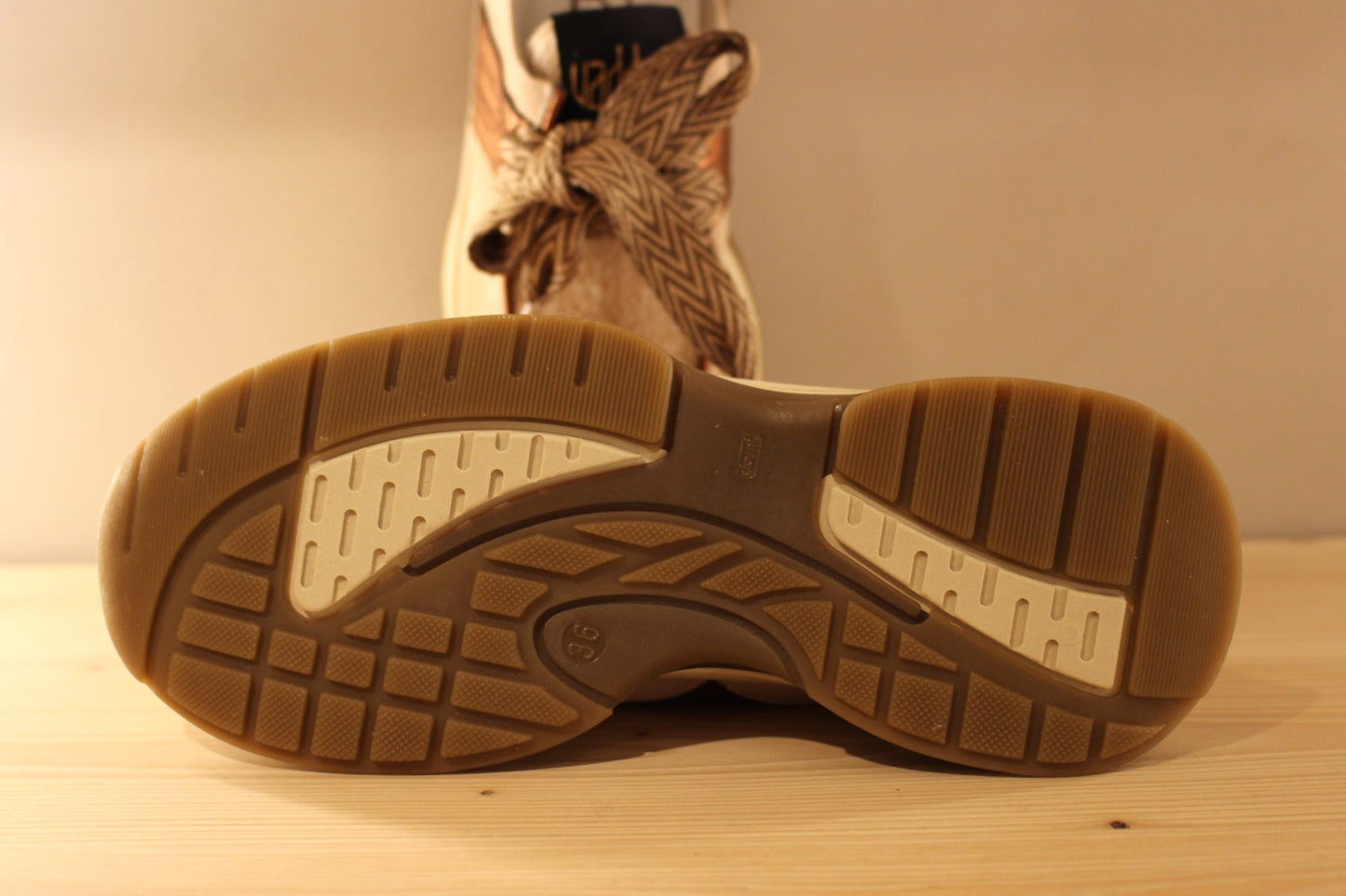 Derby en cuir velours de couleur beige et poils VADDIA
