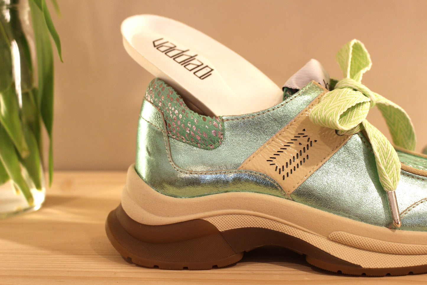 Sneaker cuir métallisé vert semelle interne amovible fabrication portugaise CASTA