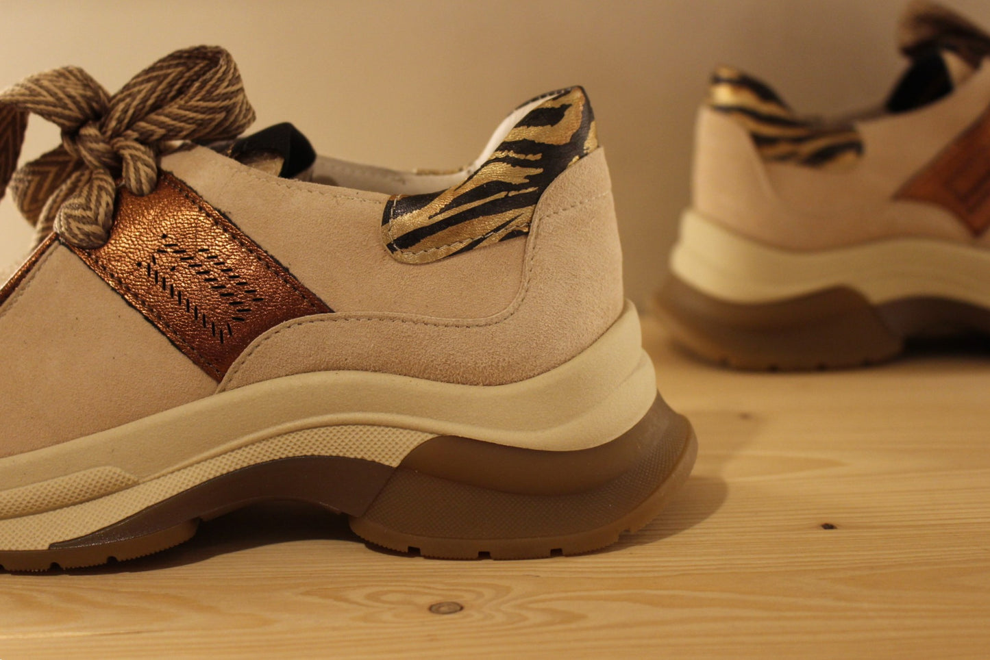 Derby en cuir velours de couleur beige et poils VADDIA