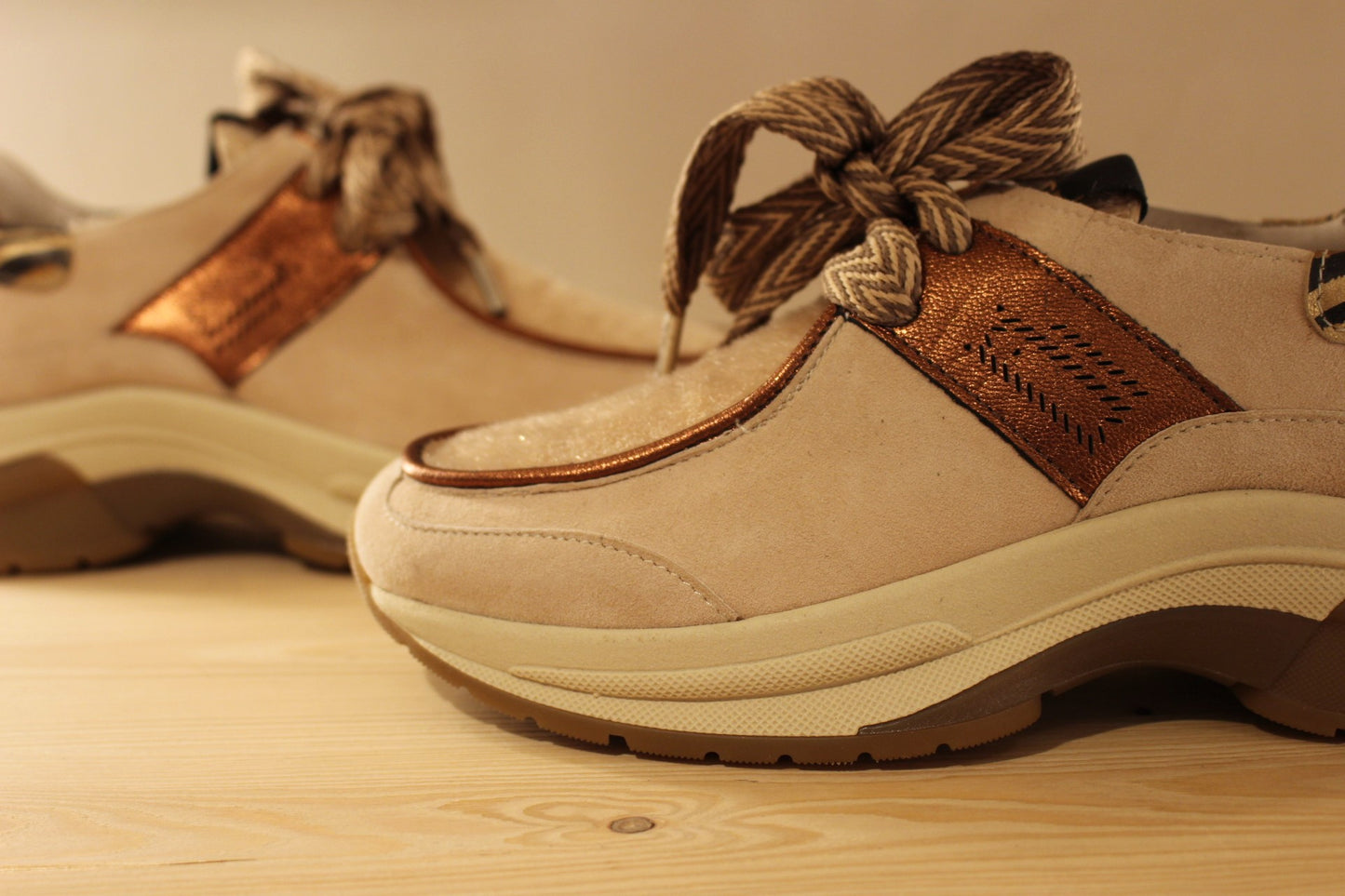 Derby en cuir velours de couleur beige et poils VADDIA