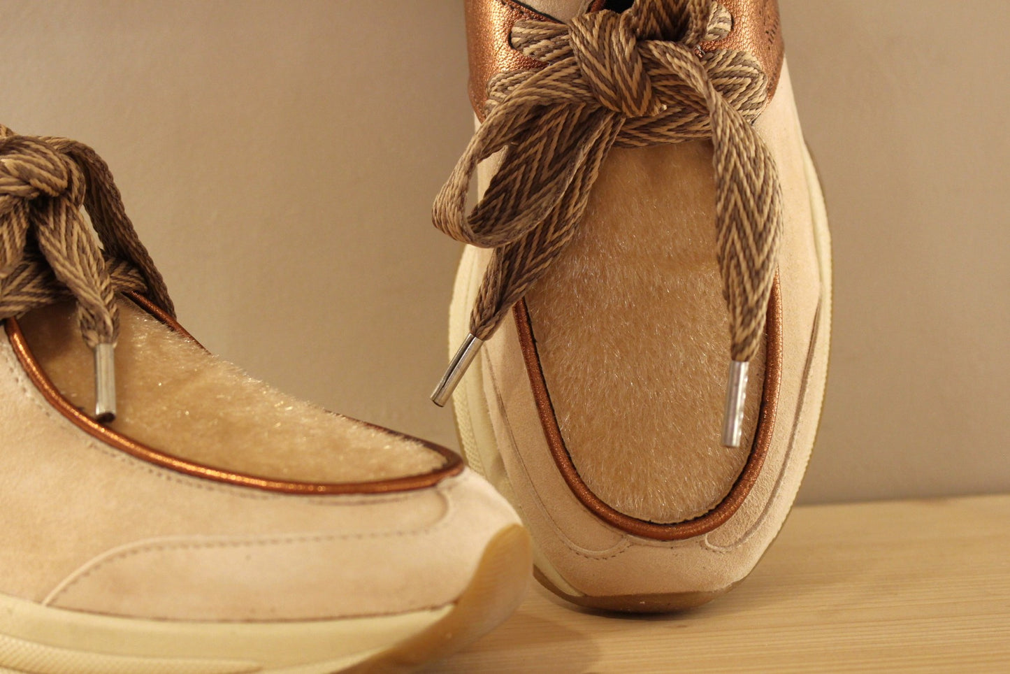 Derby en cuir velours de couleur beige et poils VADDIA