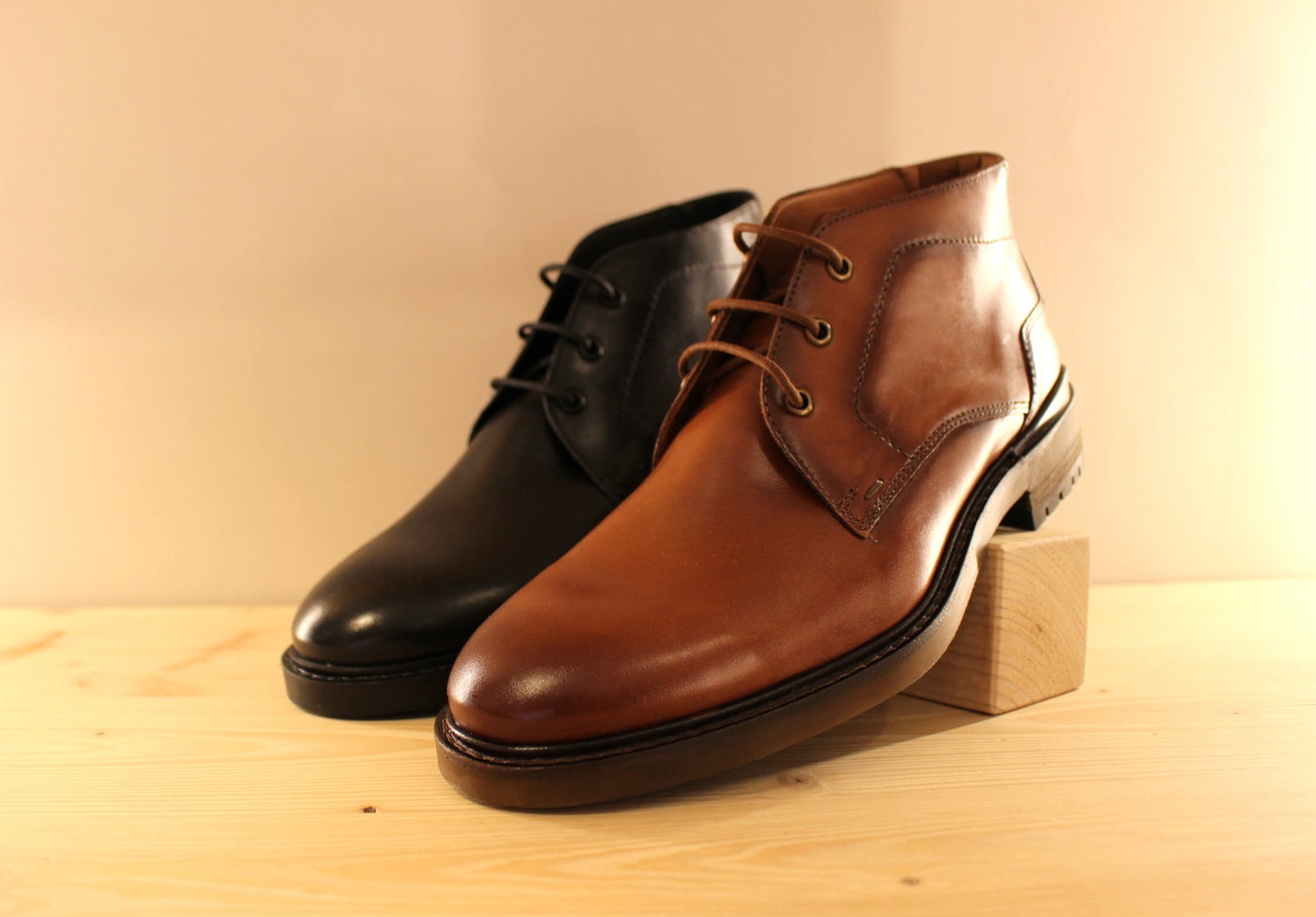 Bottines en cuir marron ou noir serrage lacet LLOYD