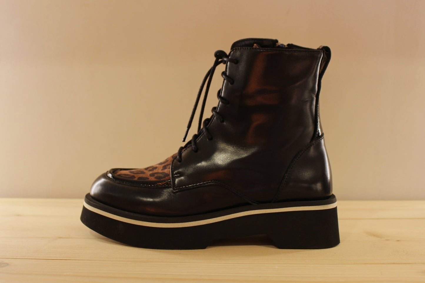Bottines extra légères cuir noir et théme animal CASTA