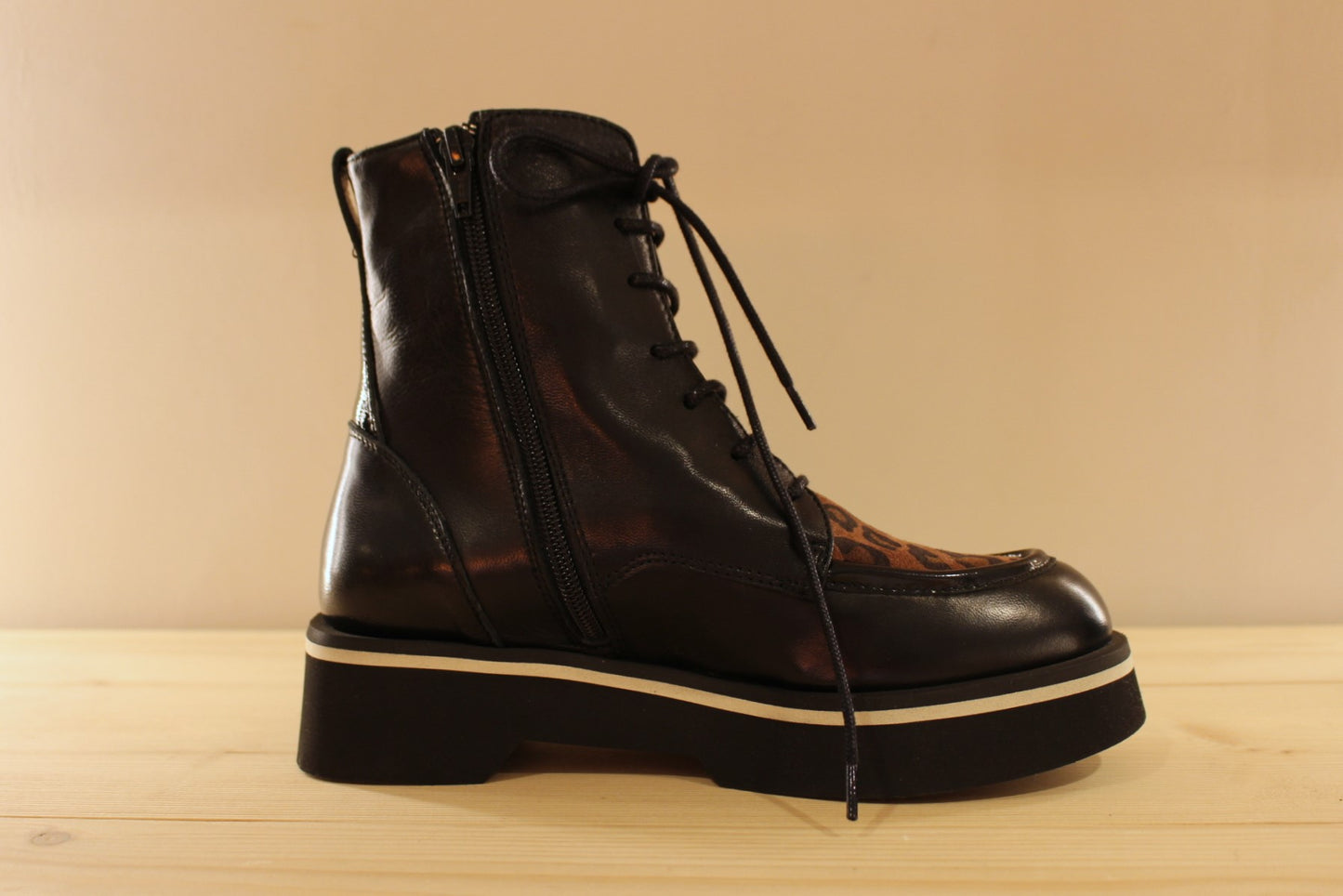 Bottines extra légères cuir noir et théme animal CASTA