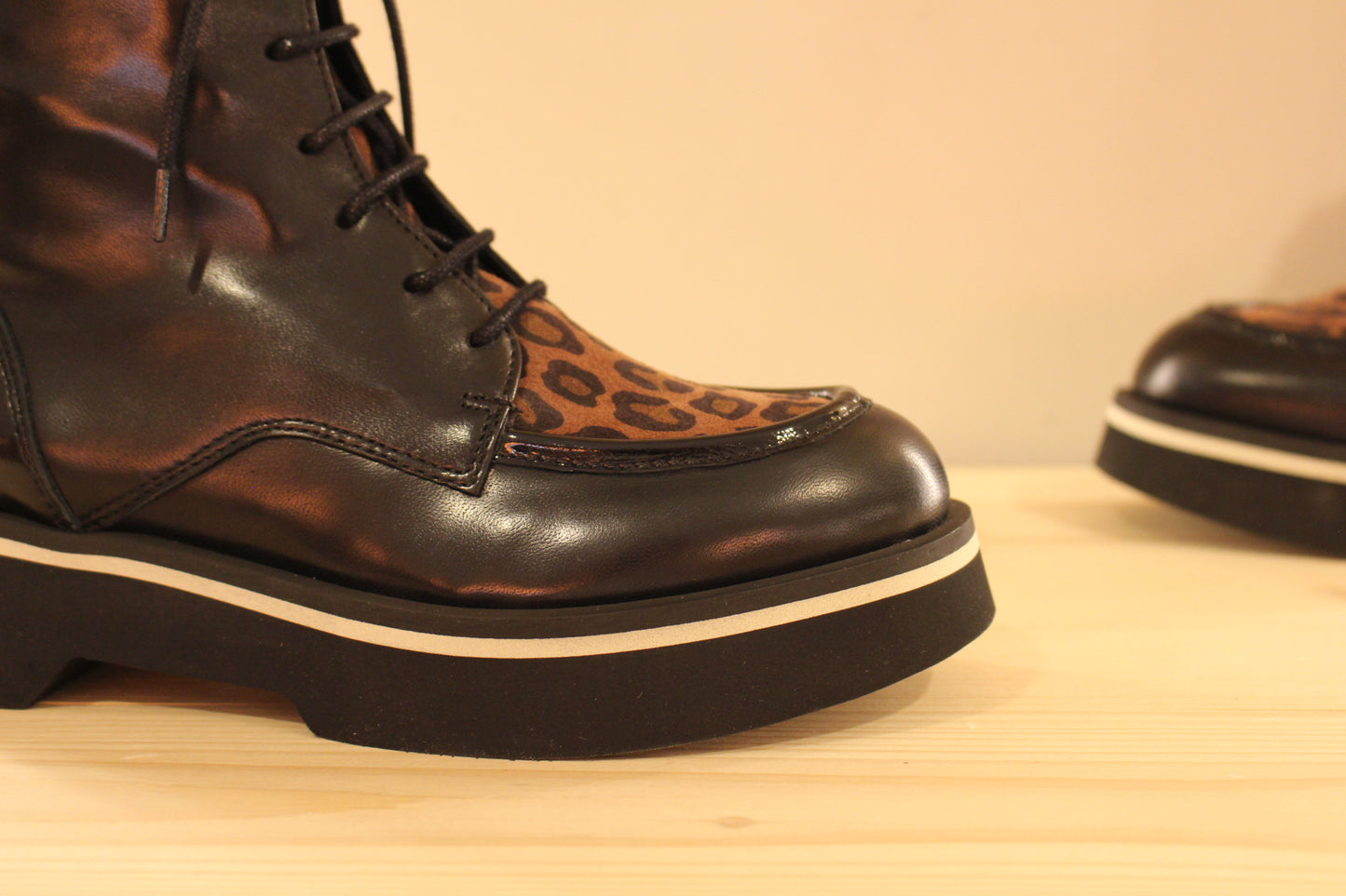 Bottines extra légères cuir noir et théme animal CASTA