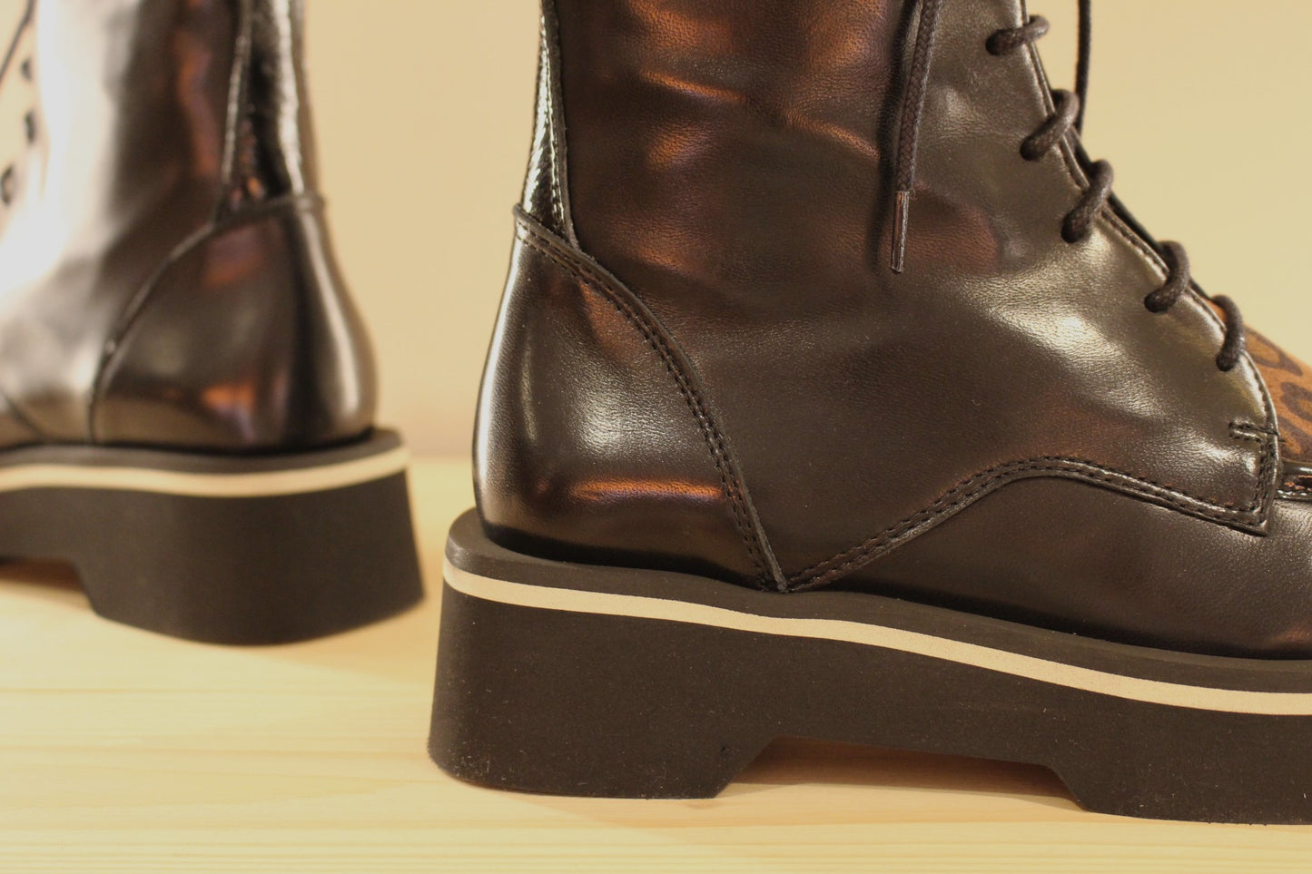 Bottines extra légères cuir noir et théme animal CASTA