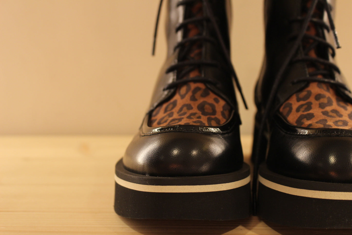 Bottines extra légères cuir noir et théme animal CASTA
