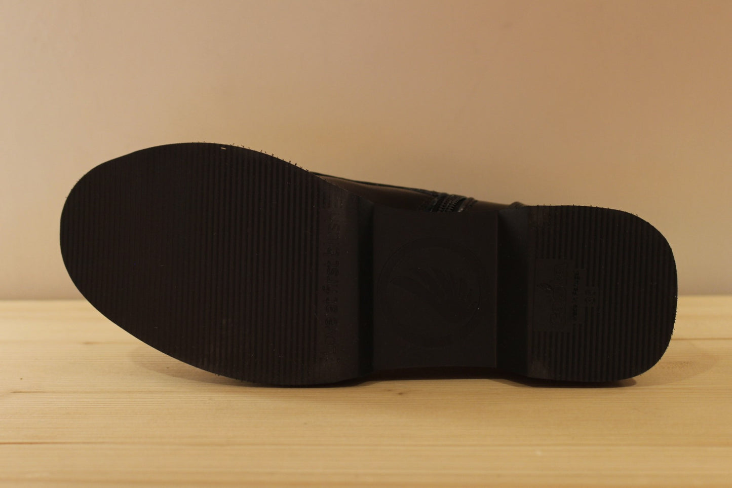 Bottines extra légères cuir noir et théme animal CASTA