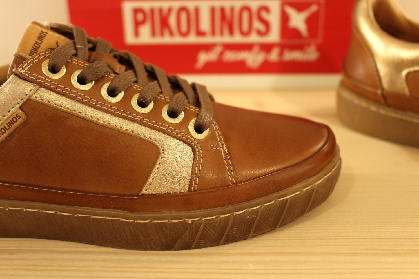 Basket femme en cuir marron clair et métallisé platine PIKOLINOS