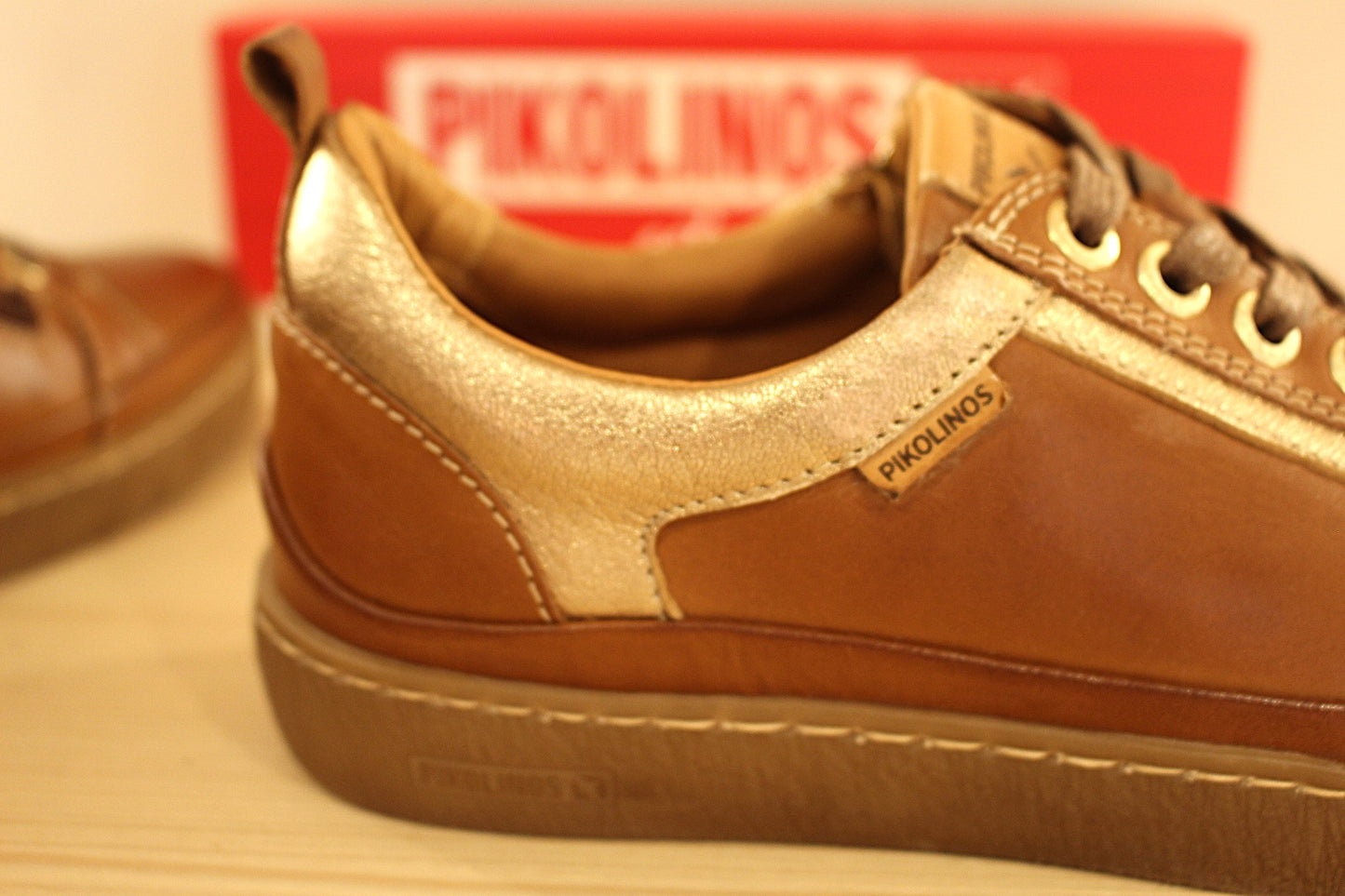 Basket femme en cuir marron clair et métallisé platine PIKOLINOS