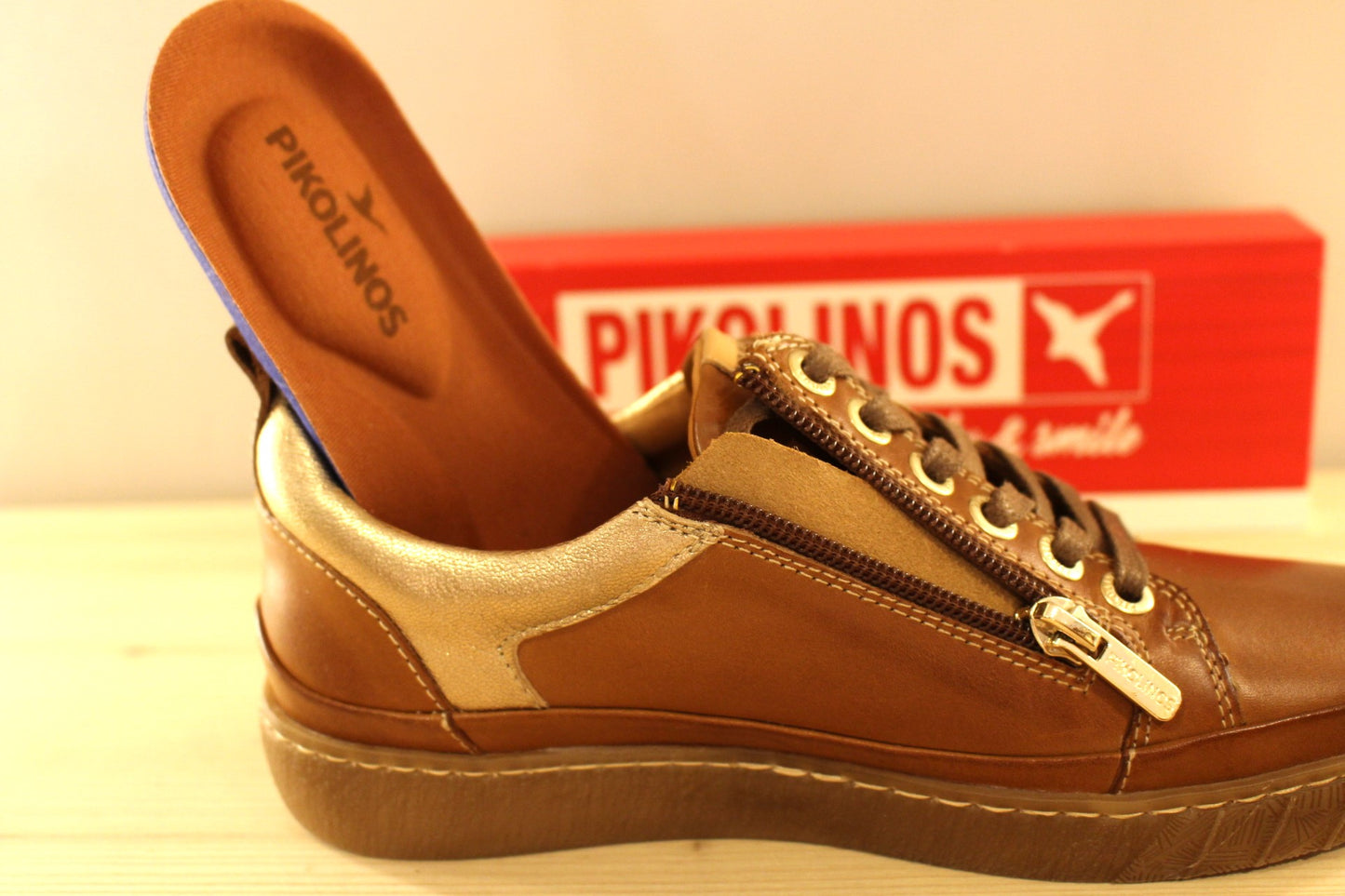 Basket femme en cuir marron clair et métallisé platine PIKOLINOS