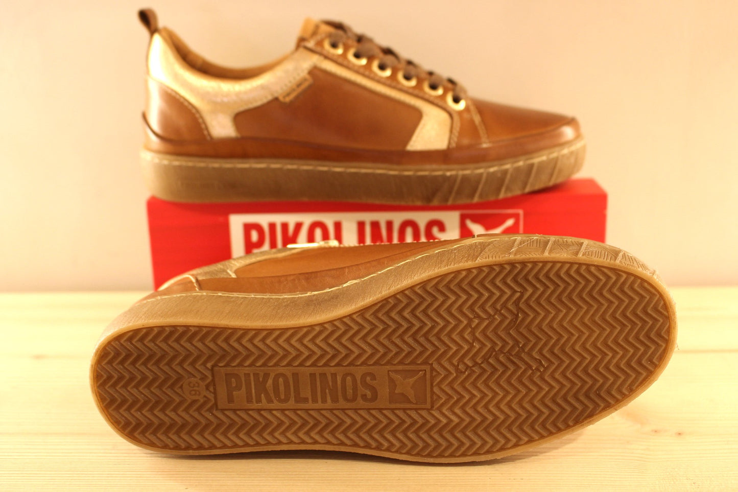 Basket femme en cuir marron clair et métallisé platine PIKOLINOS