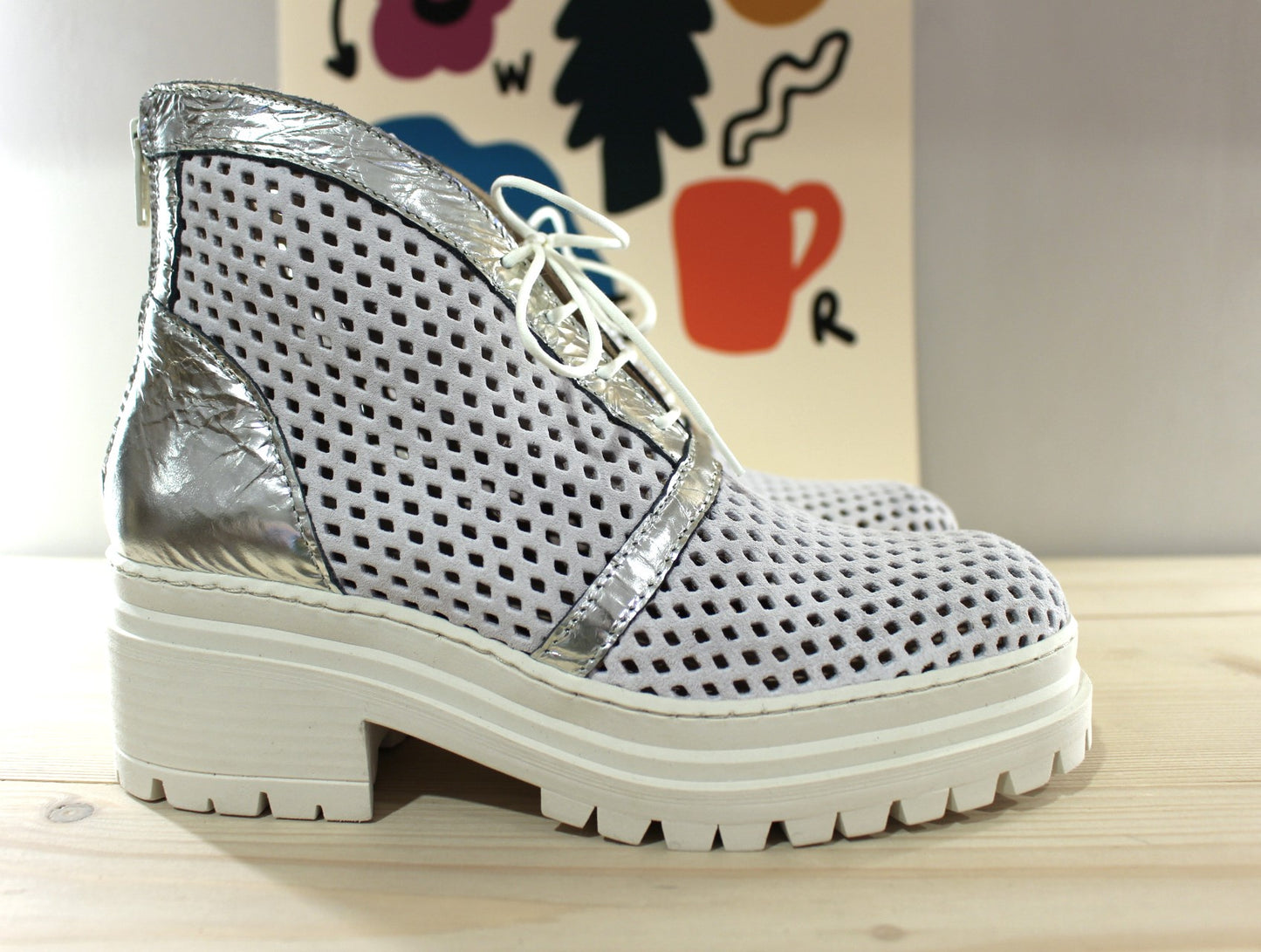 Bottines en cuir nubuck de couleur blanc et métallisé acier. Serrage lacets en coton blanc CASTA